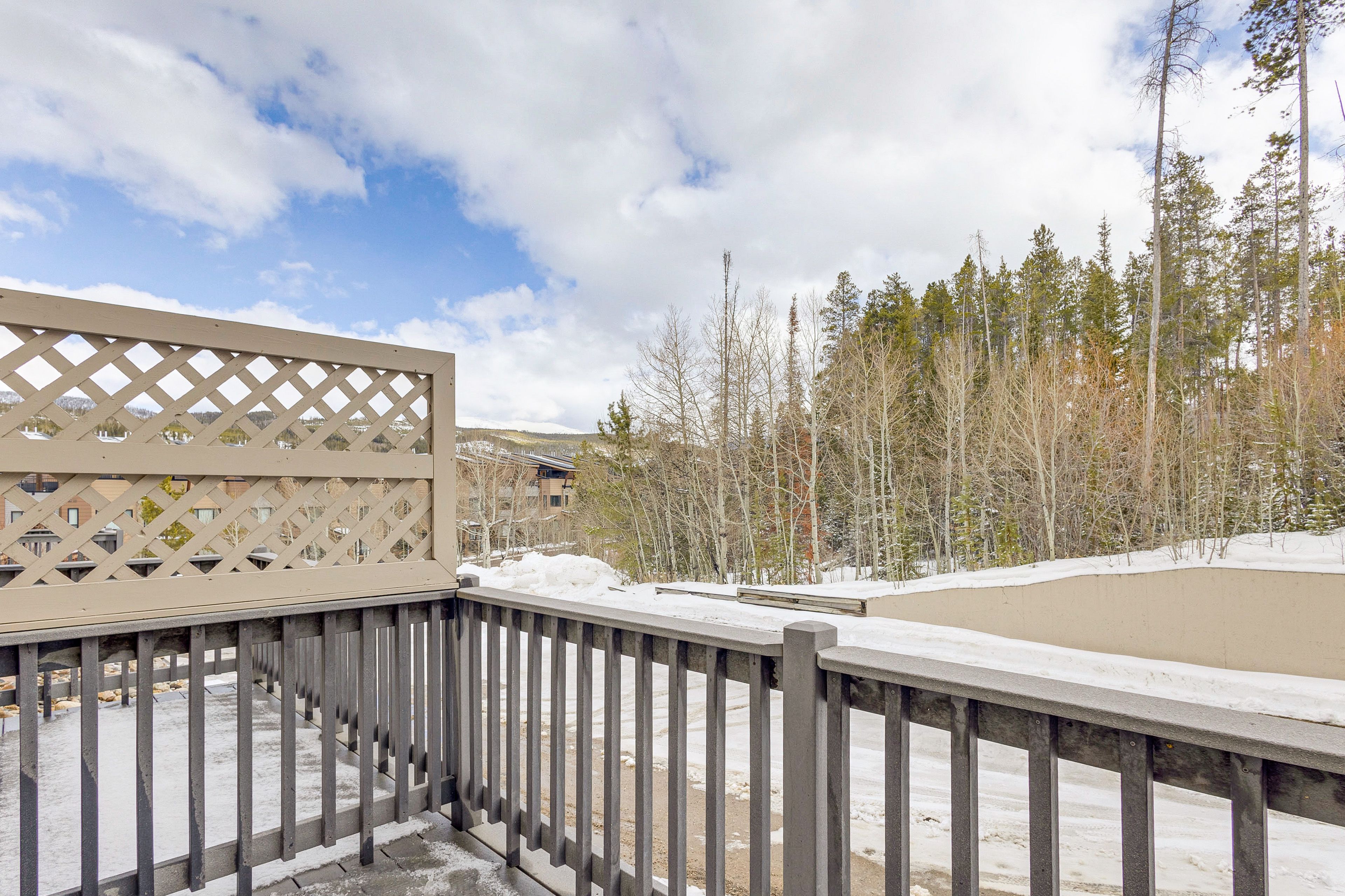 Parking | Large Community Lot (First-Come, First-Served)