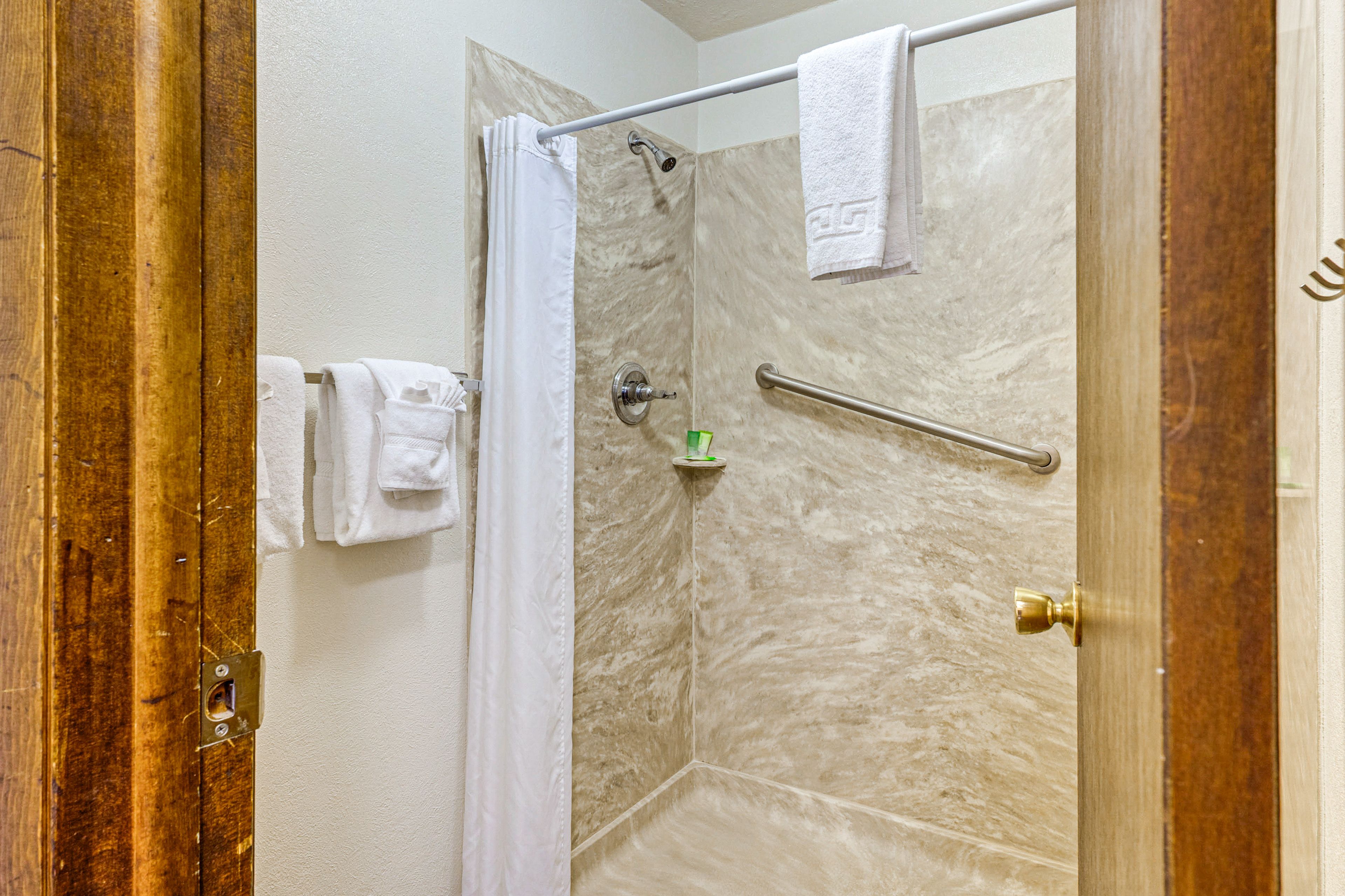 Full Bathroom | 2nd Floor