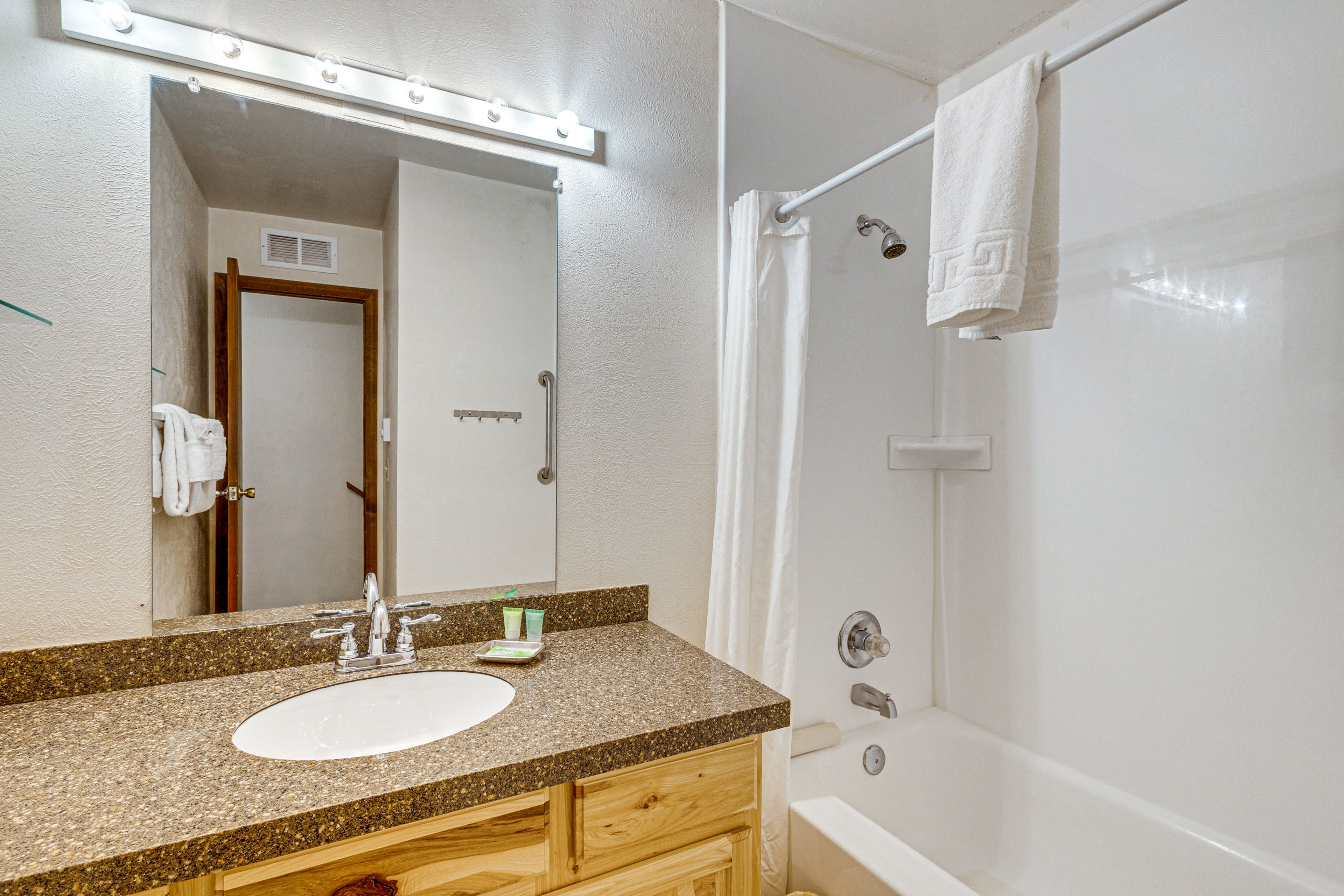 Full Bathroom | 2nd Floor