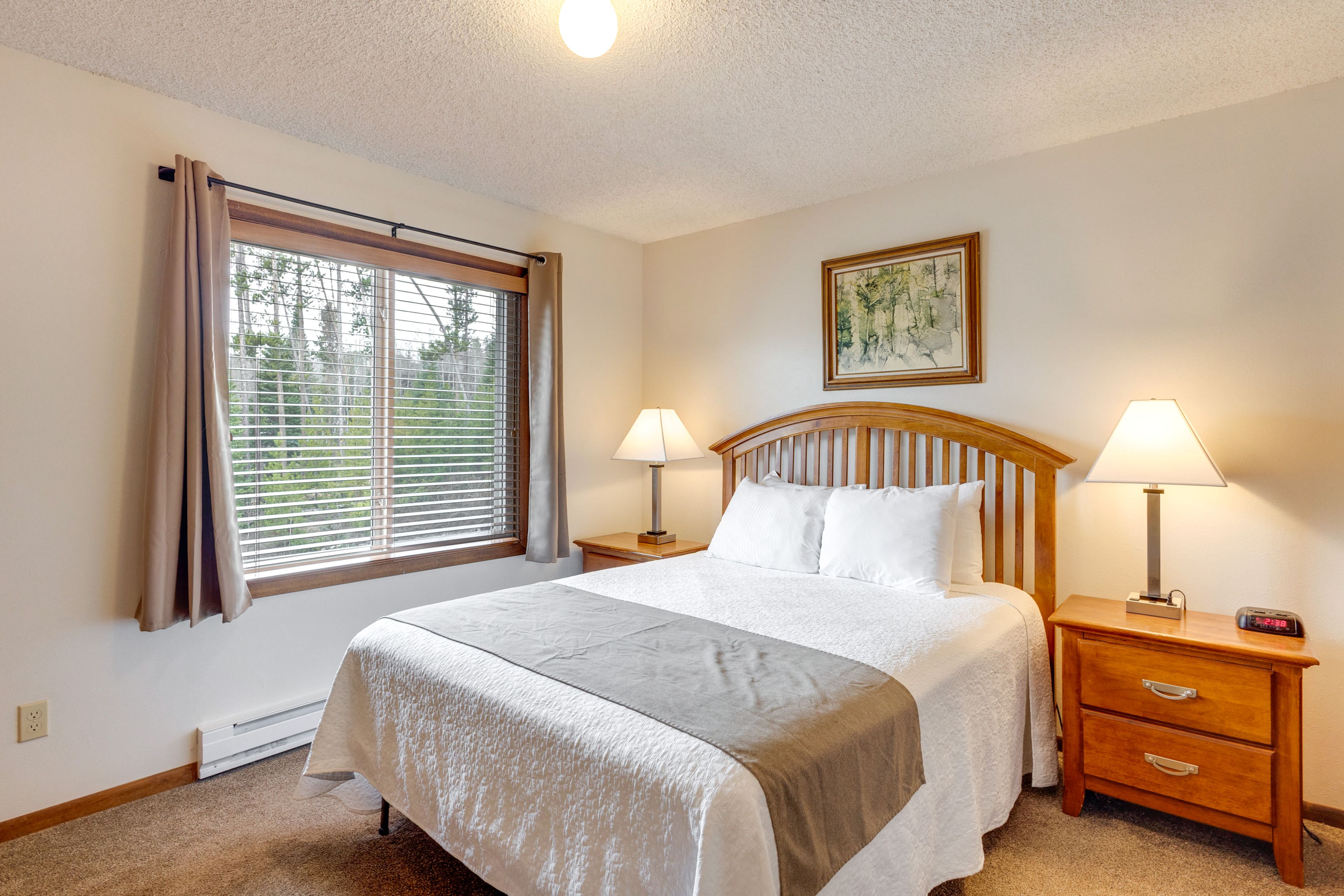 Bedroom 1 | Queen Bed