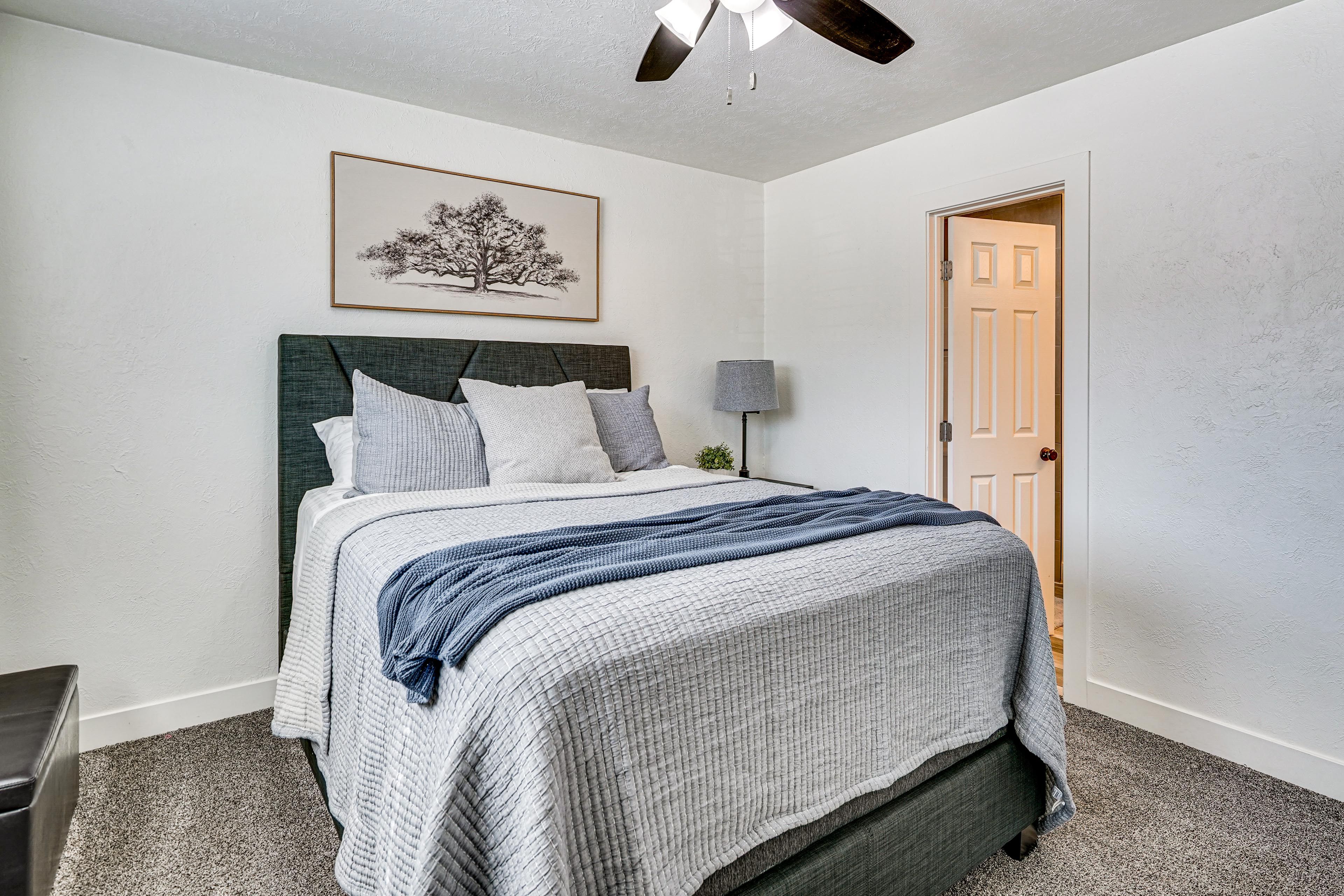 Bedroom 1 | Queen Bed
