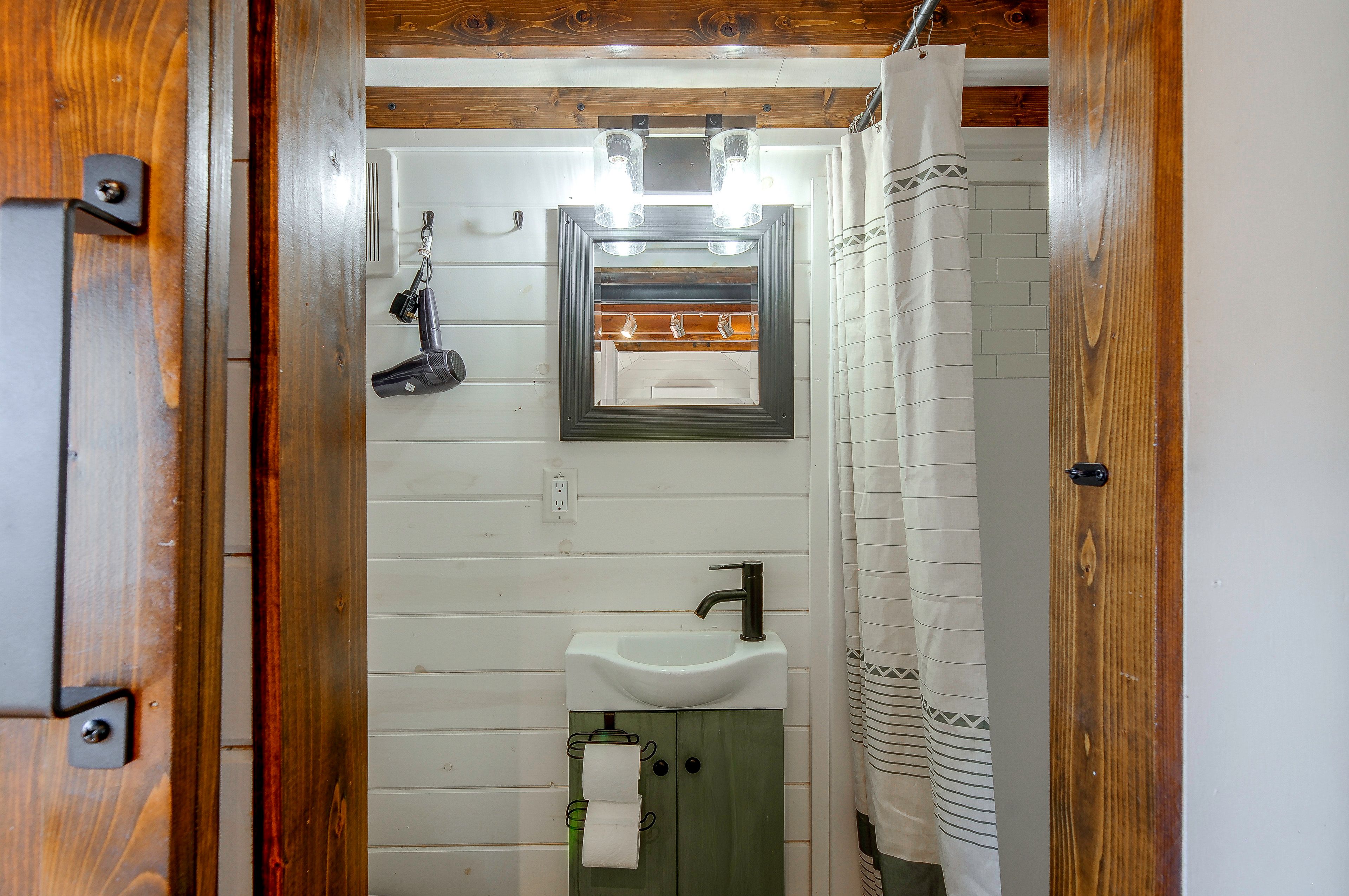 Bathroom | 1st Floor