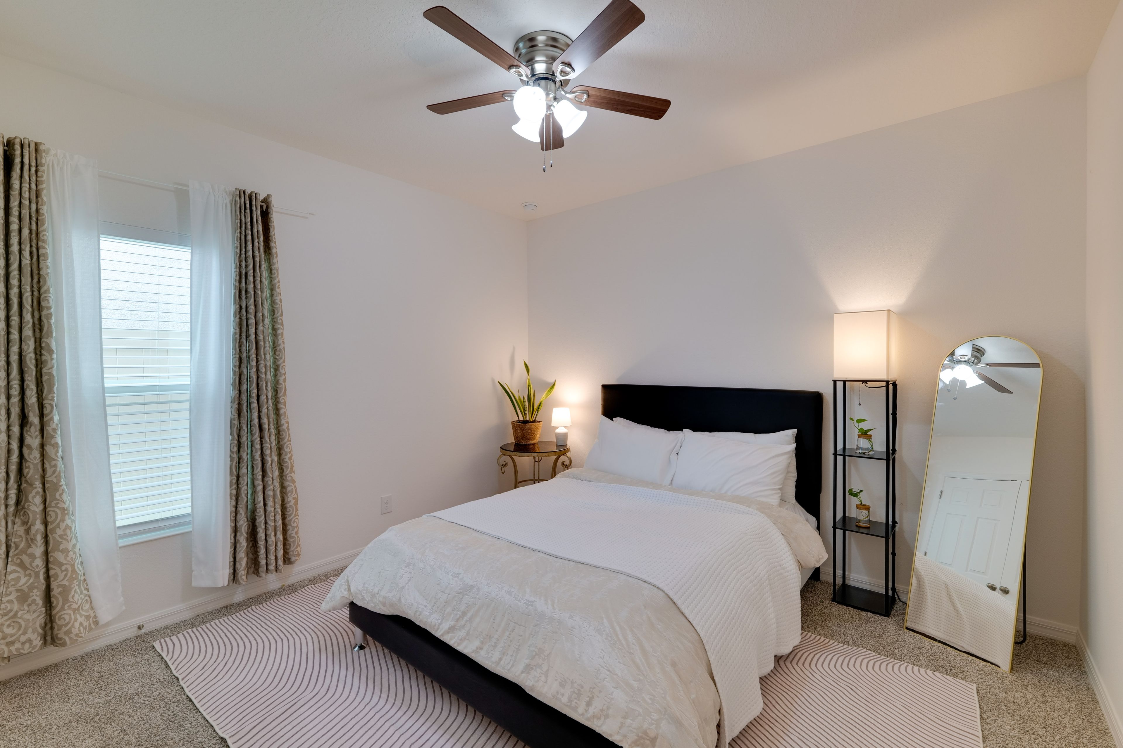 Bedroom 1 | Queen Bed | 1st Floor