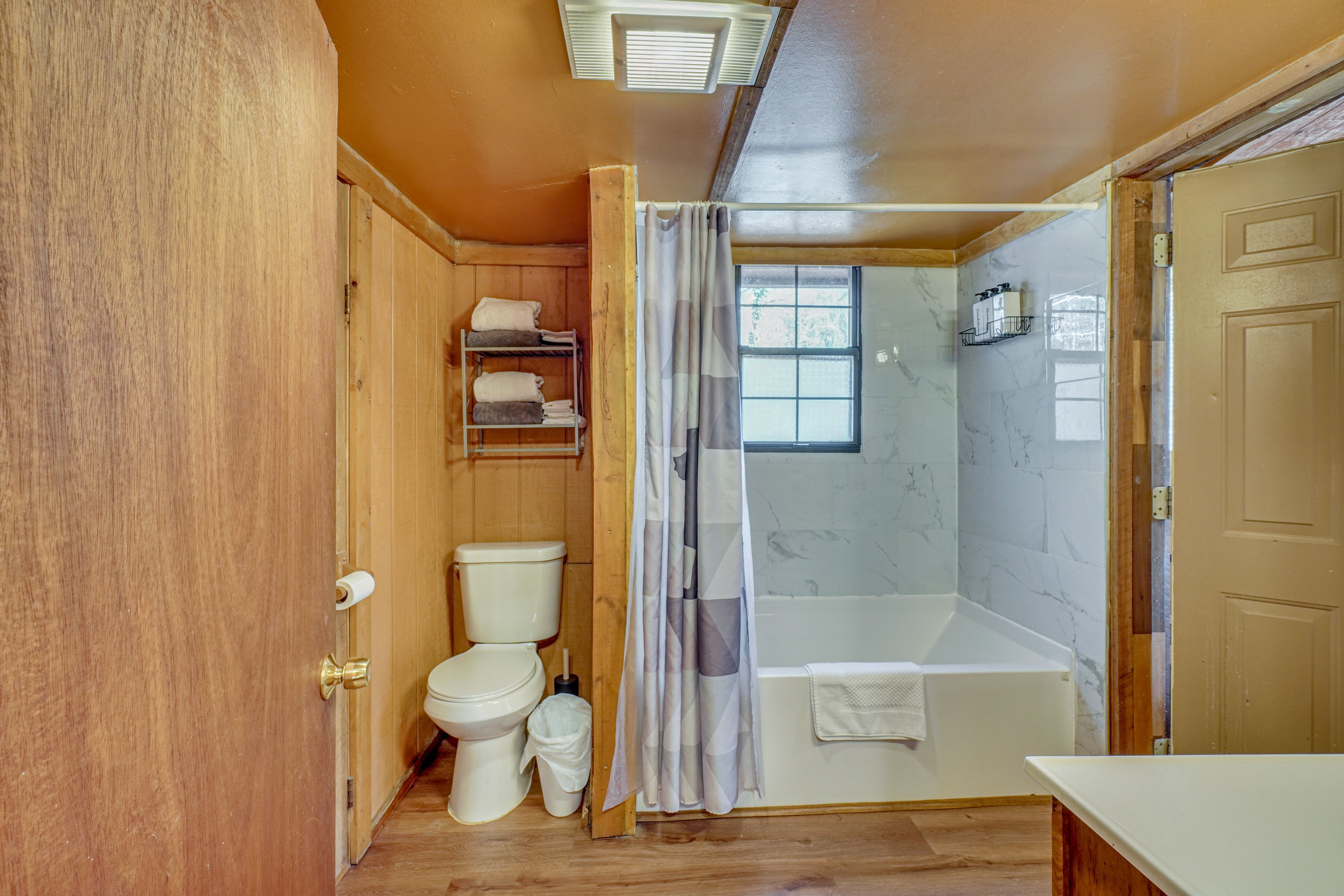 Full Bathroom | 2nd Floor