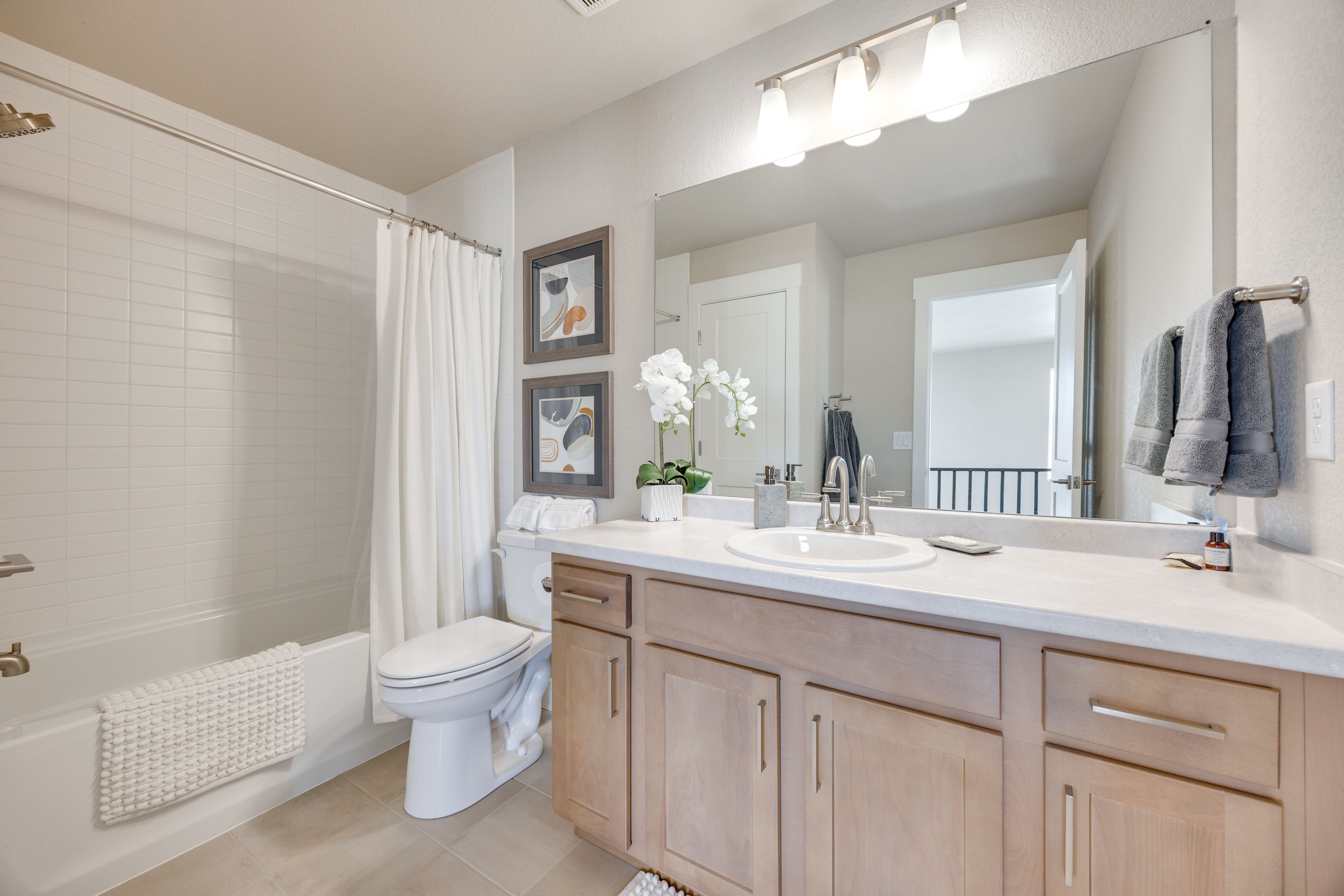 Full Bath | 2nd Floor