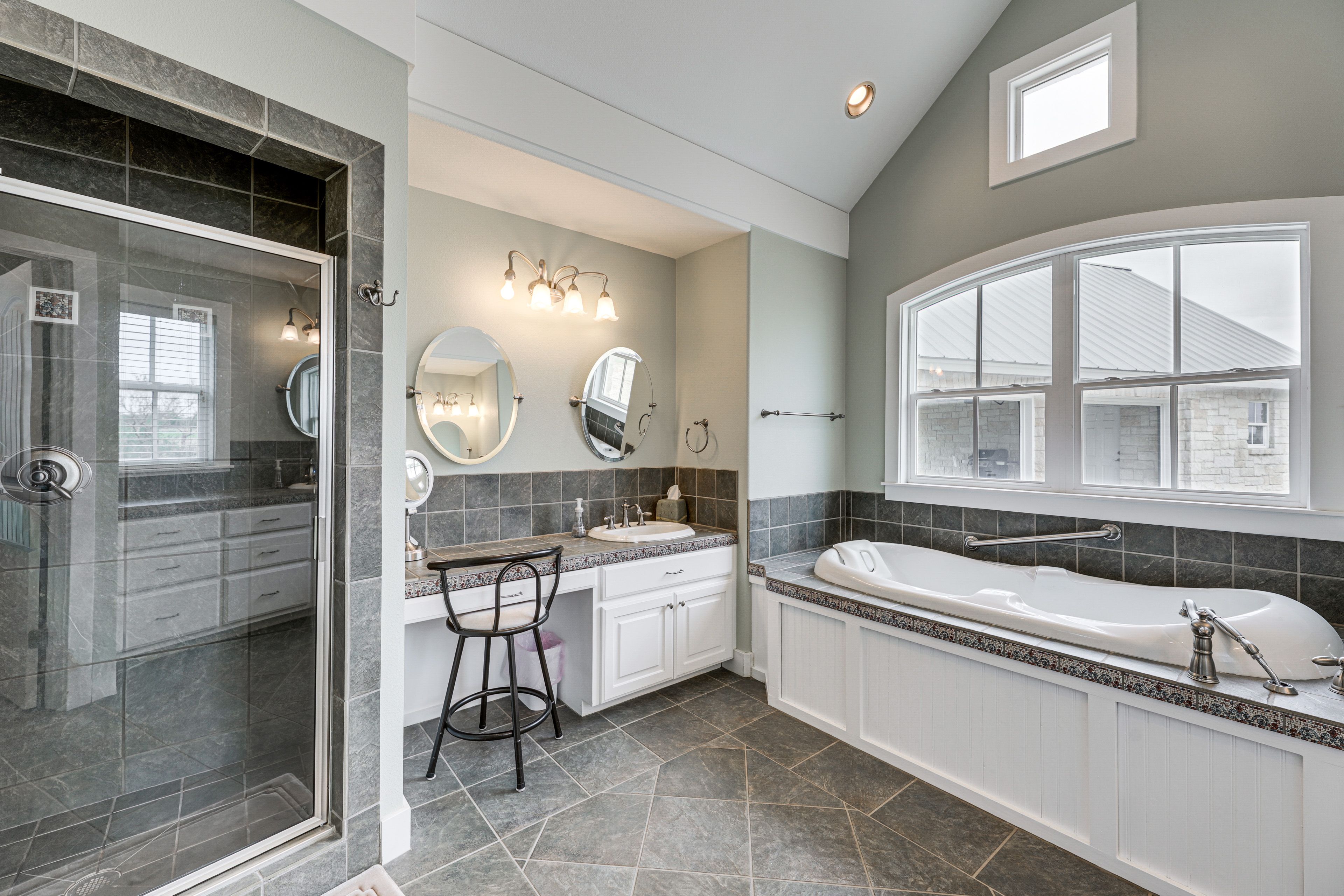 Full Bath | 1st Floor