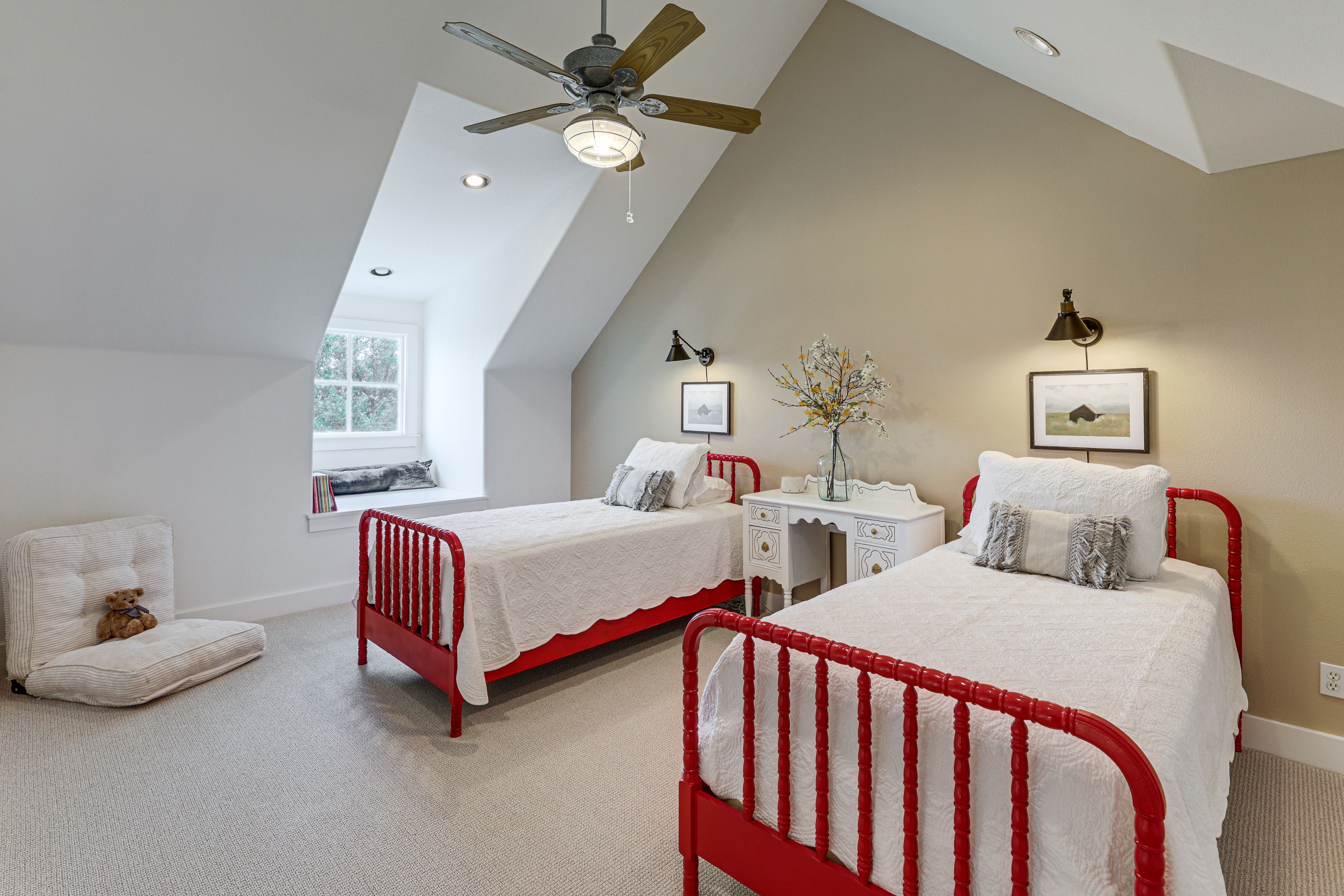 Loft | 2 Twin Beds | 2nd Floor