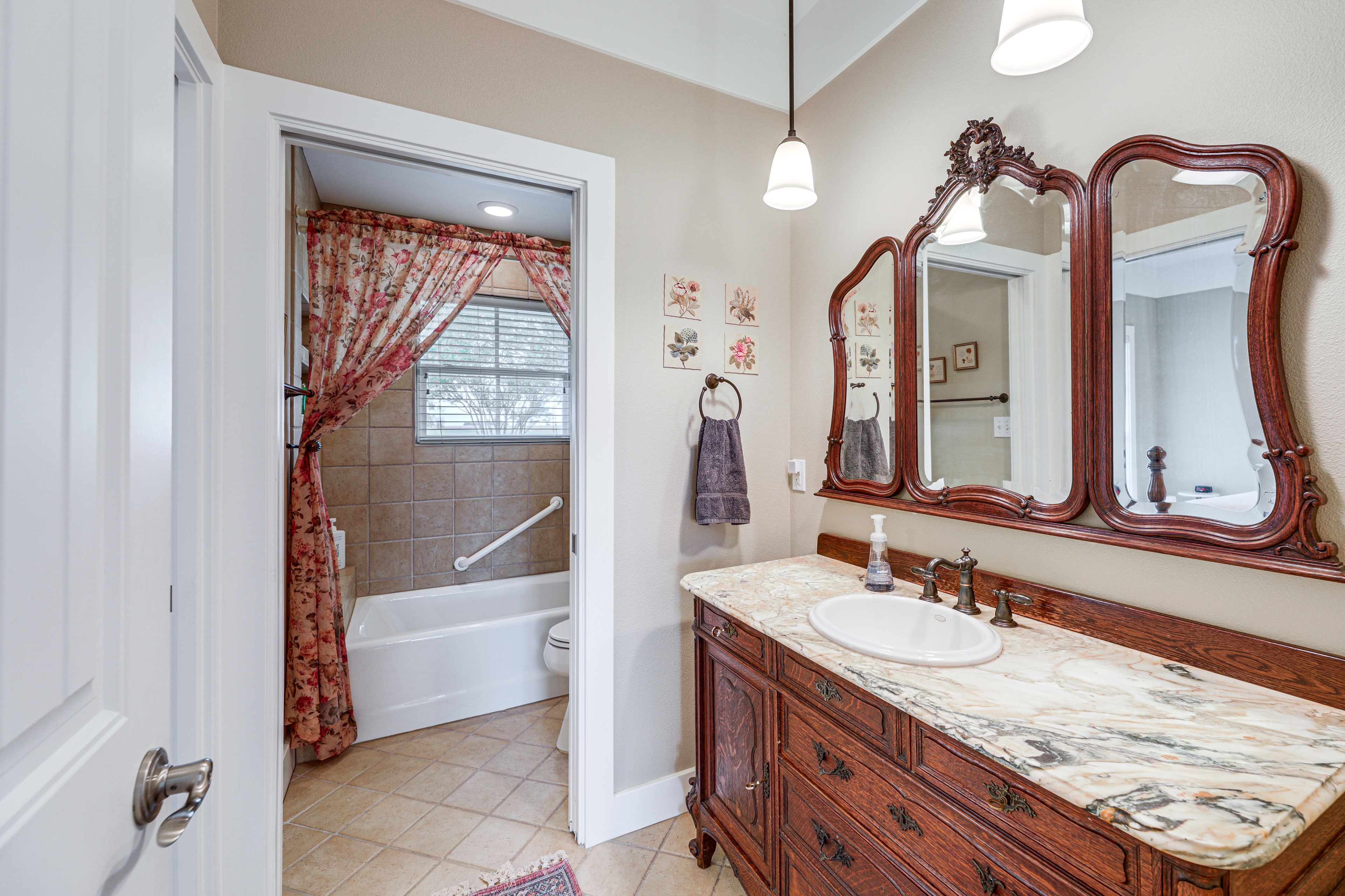 Full Bath | 1st Floor