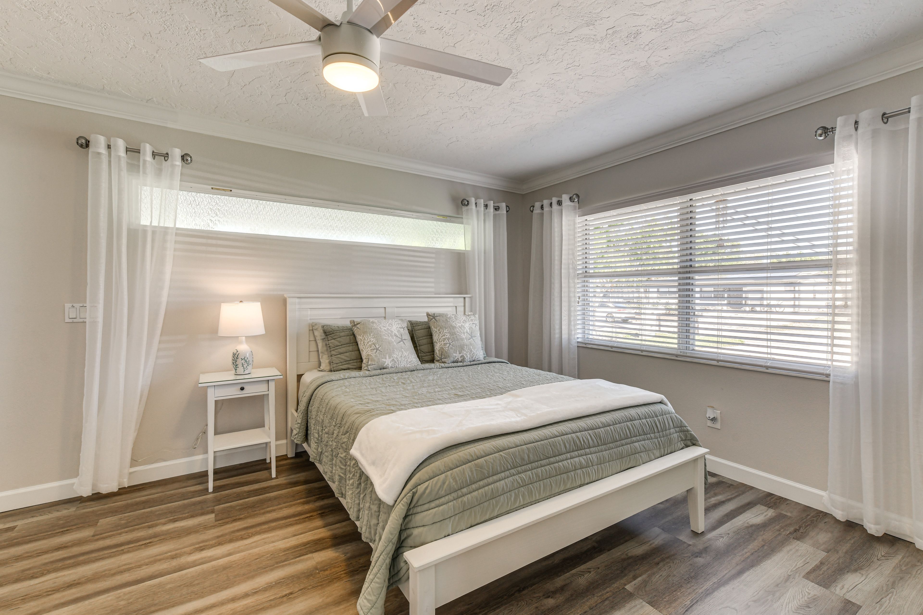 Bedroom 1 | Queen Bed