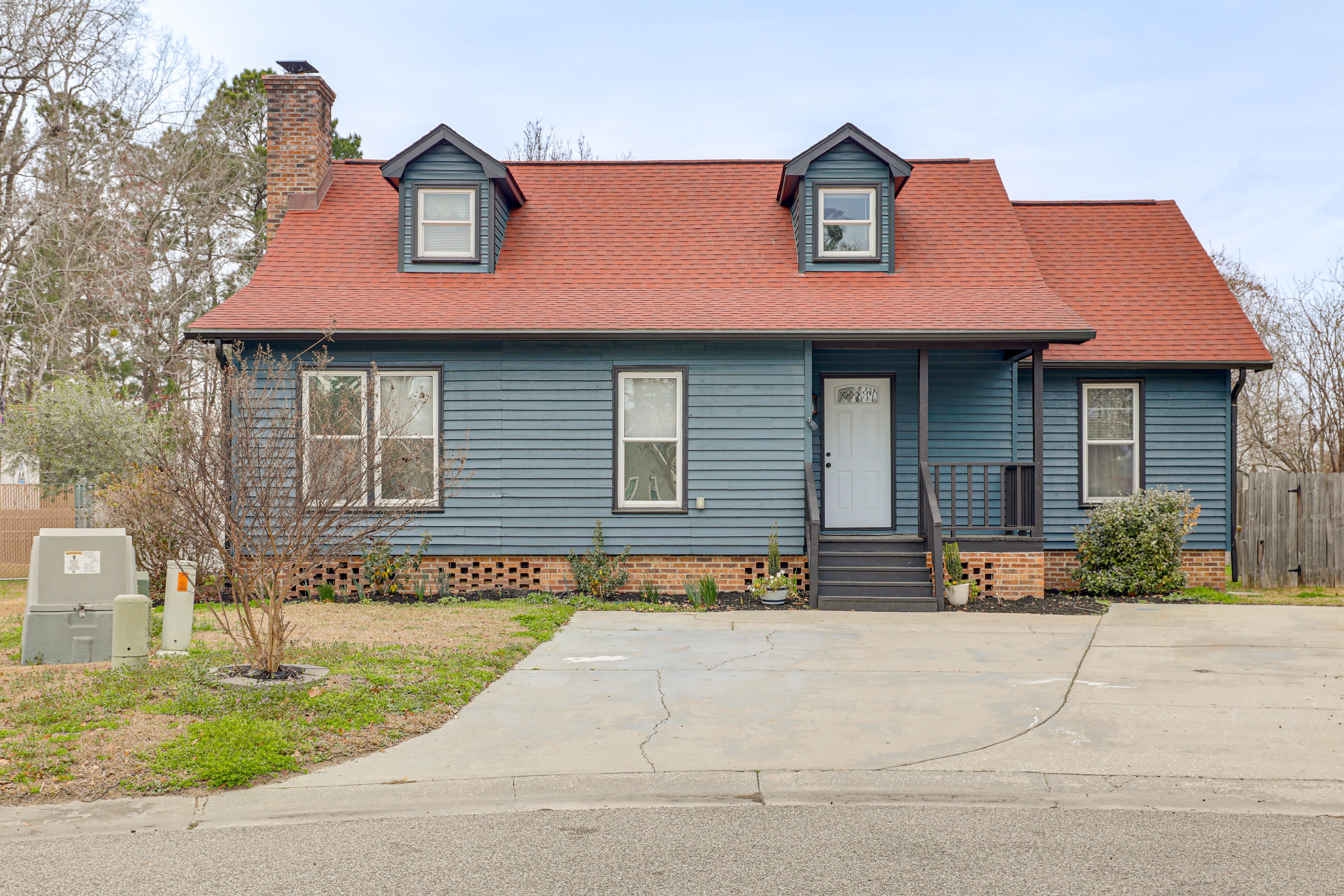 Exterior | Driveway Parking (3 Vehicles) | Trailer Parking Allowed