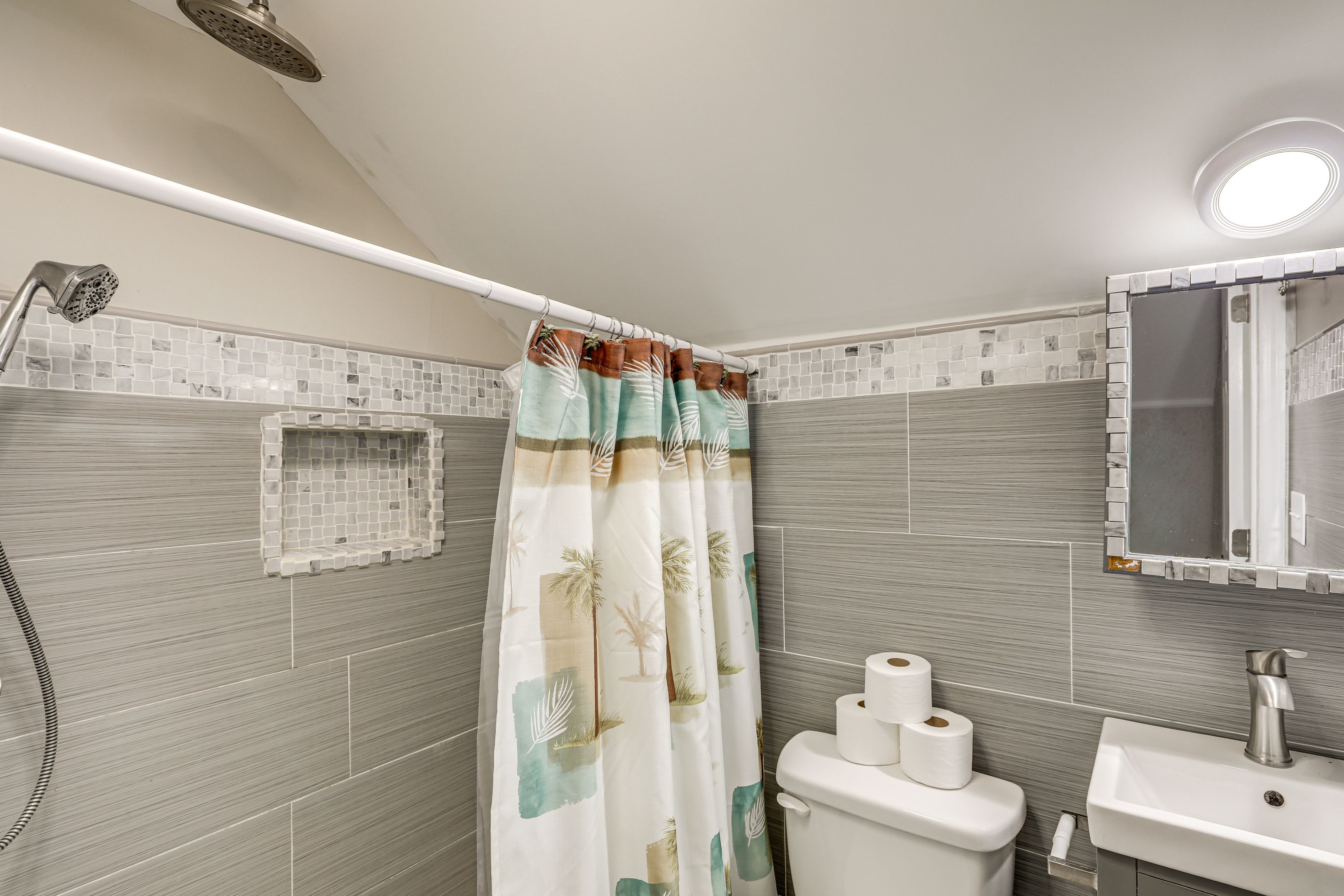 Full Bathroom | 2nd Floor