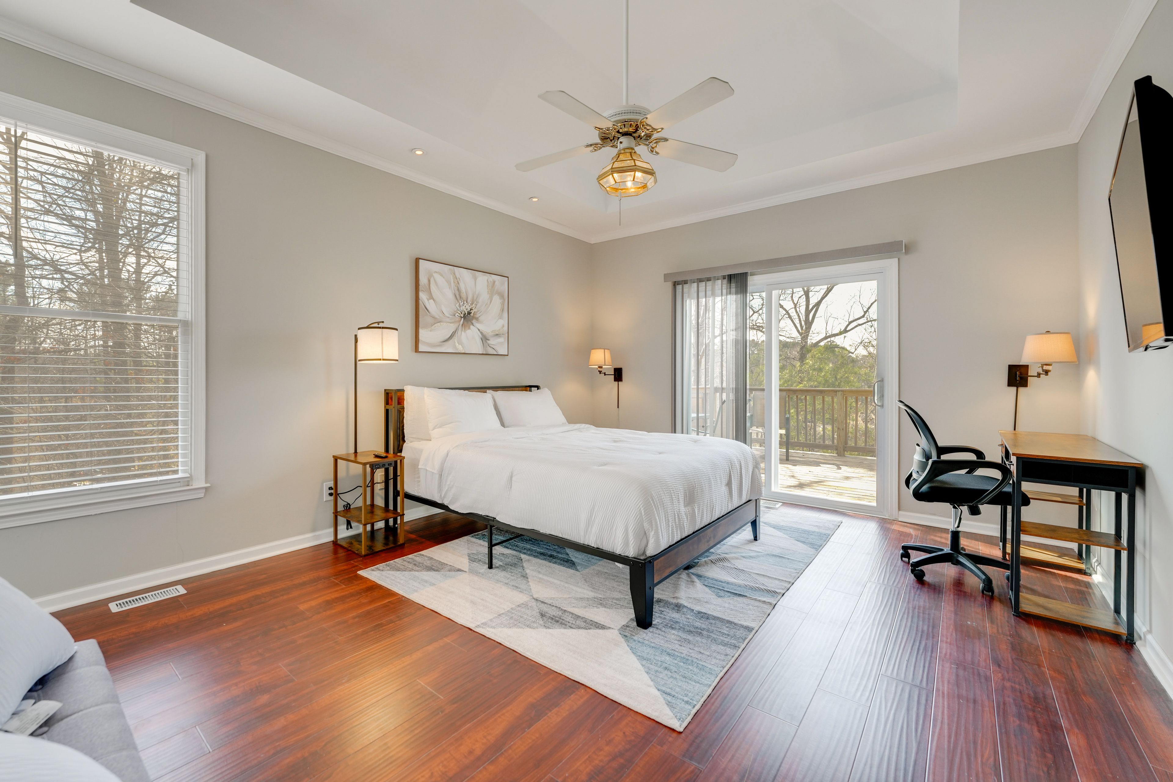 Bedroom 1 | Queen Bed | 1st Floor