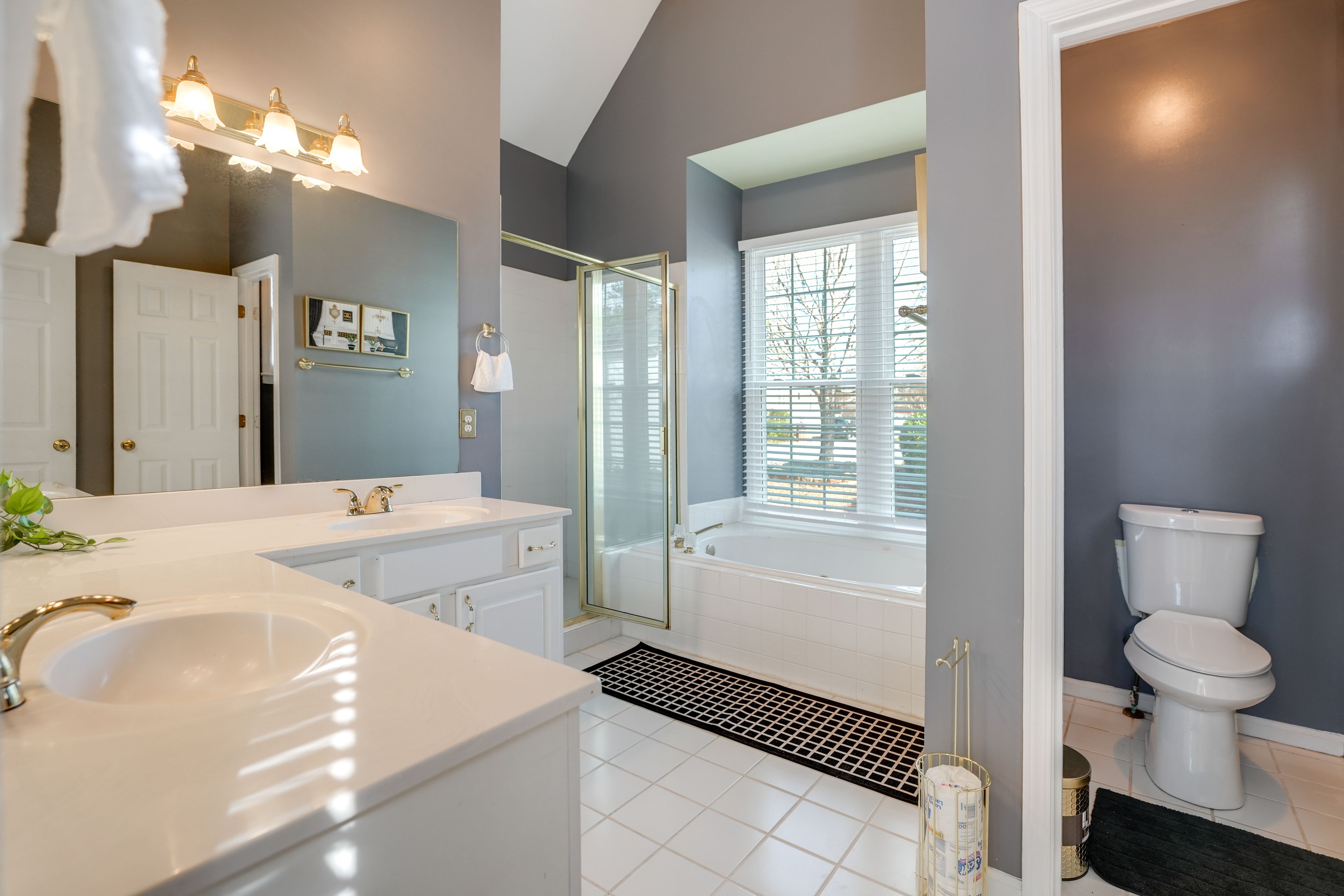 En-Suite Bathroom | Towels Provided | 1st Floor