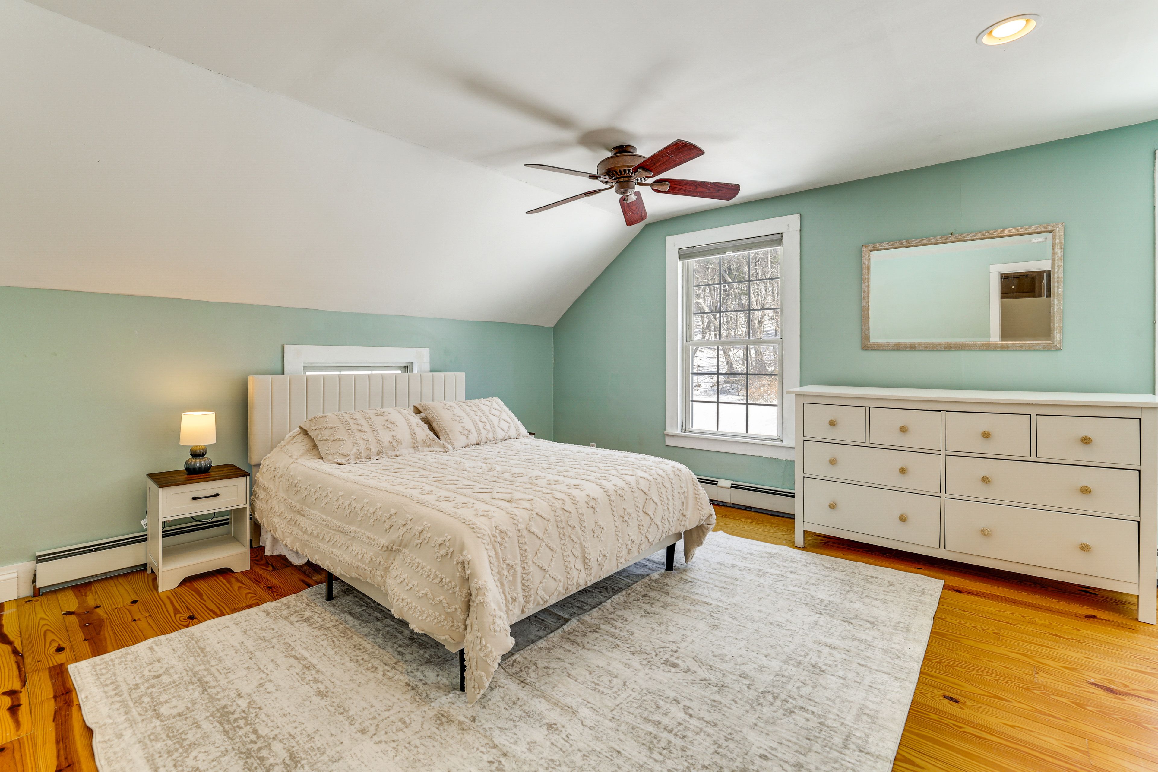 Bedroom 1 | Queen Bed