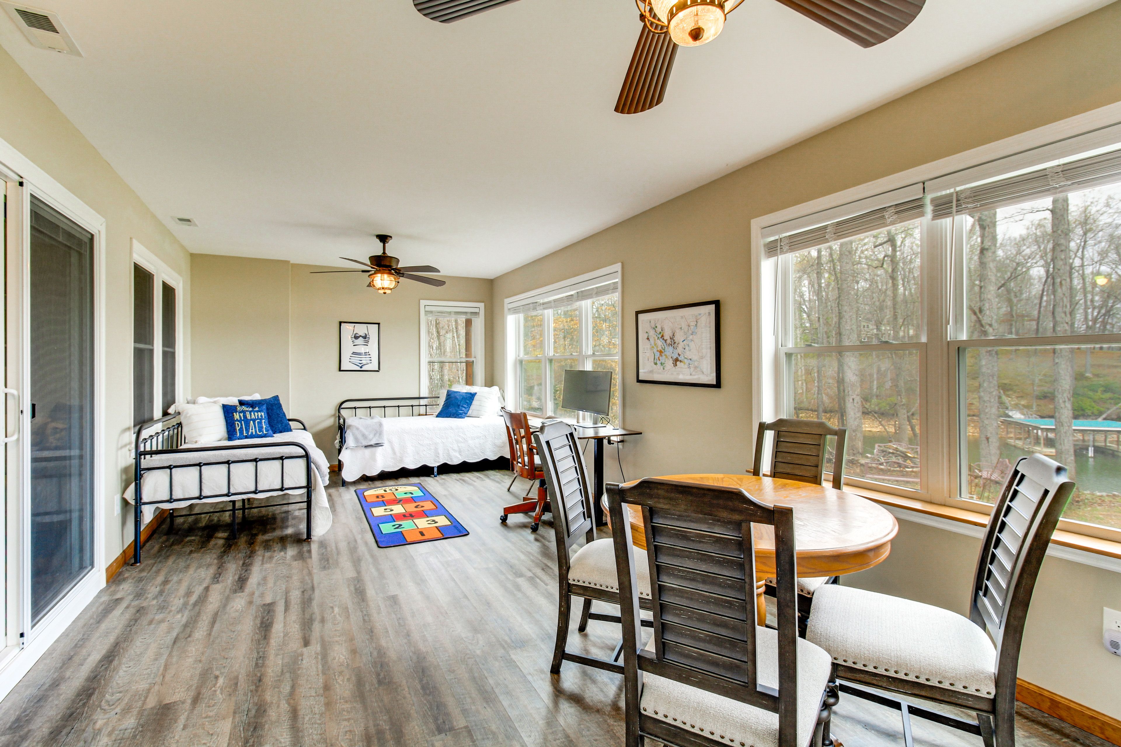 Sunroom | 2 Twin Daybeds | Lower Level