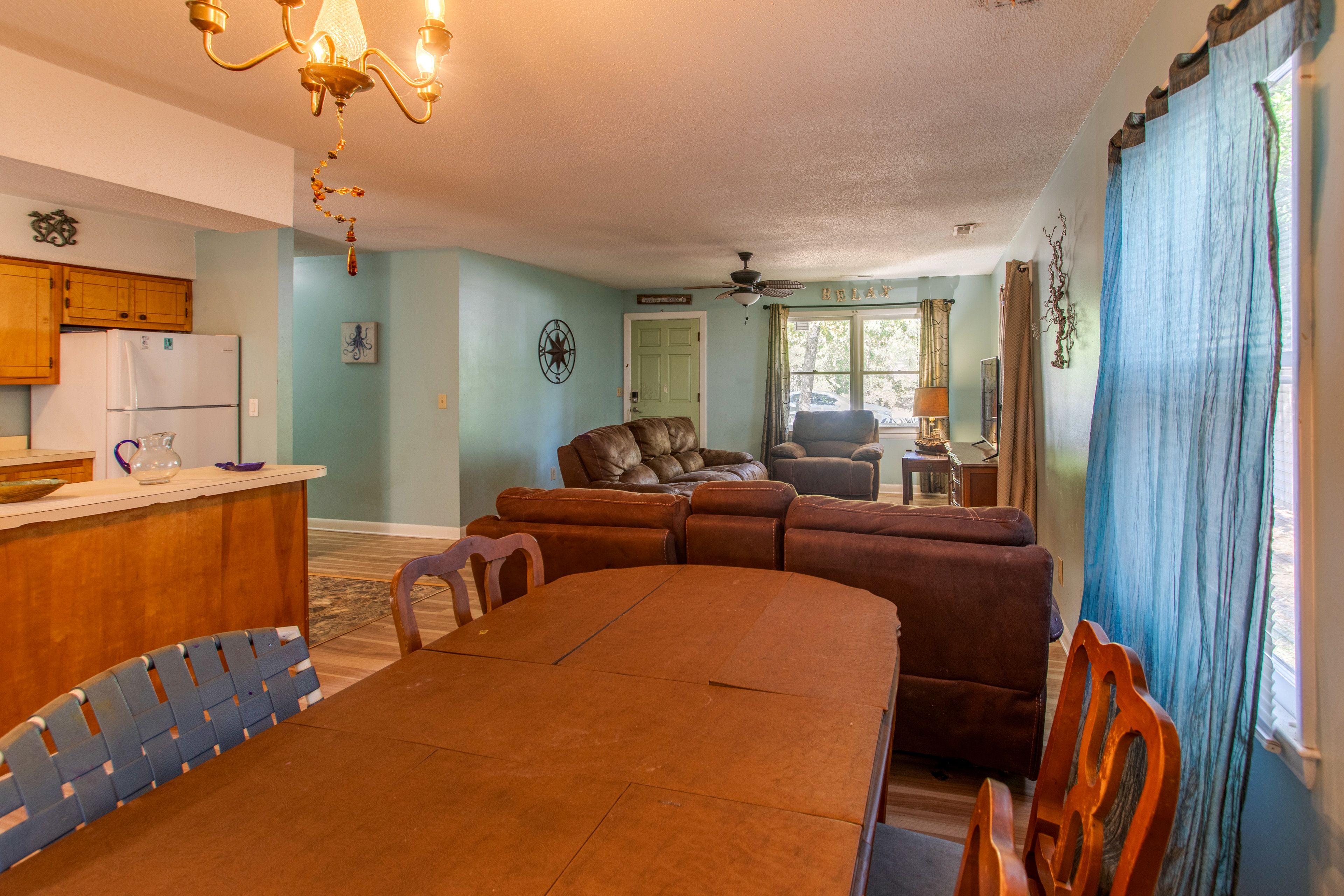 Dining Area | Dishware/Flatware Provided