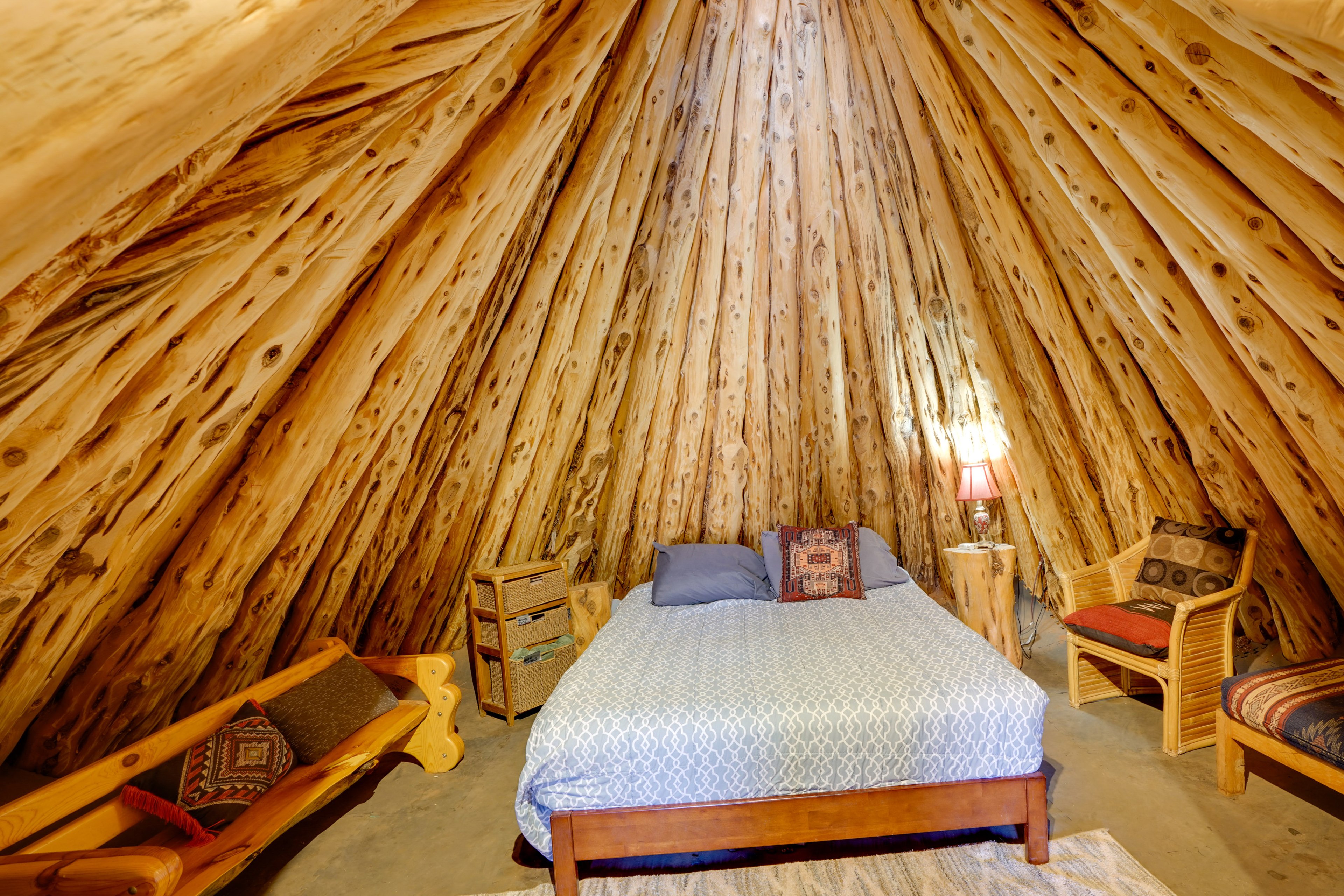 Hogan Interior | Queen Bed