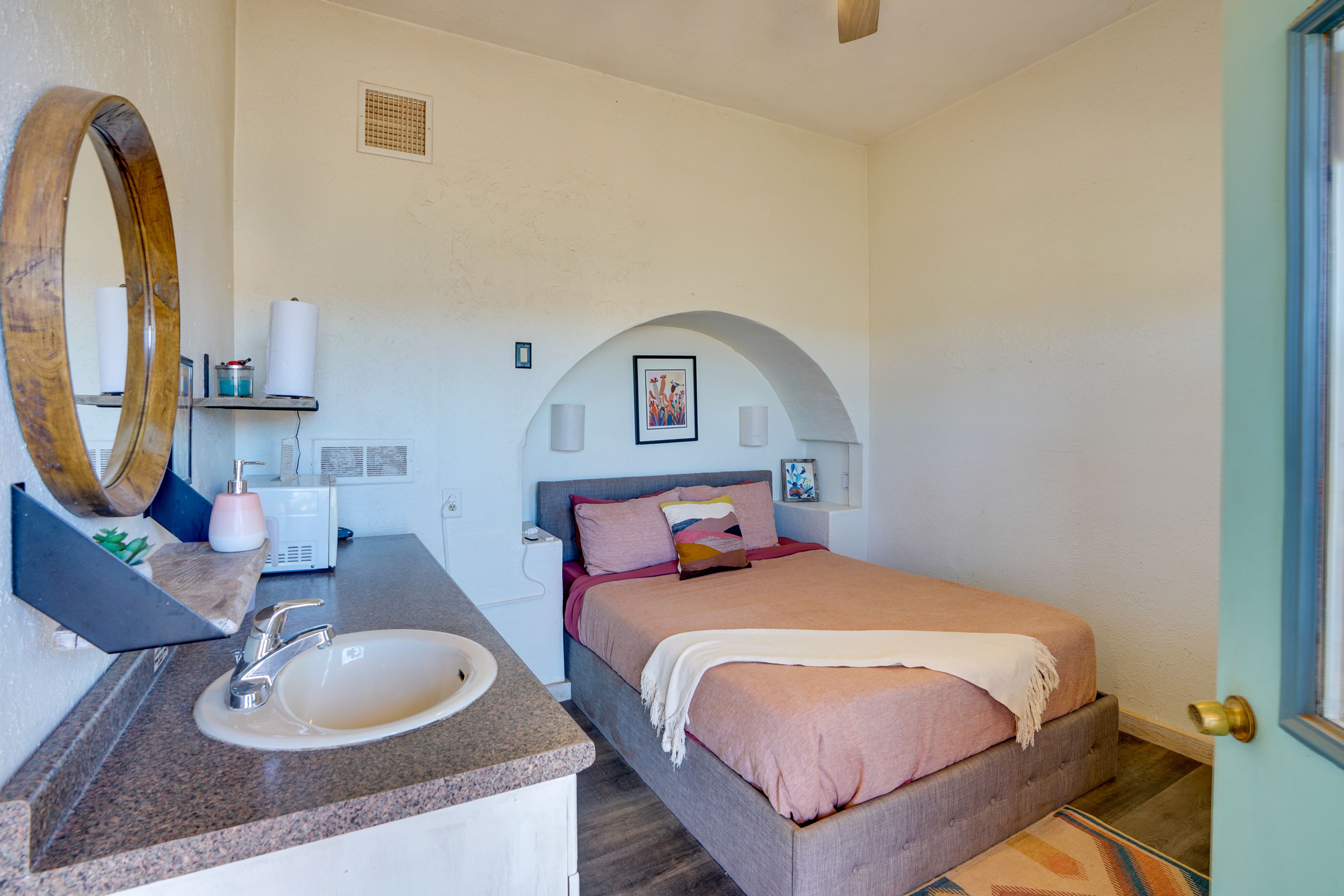 Suite | Queen Bed | Private Bathroom