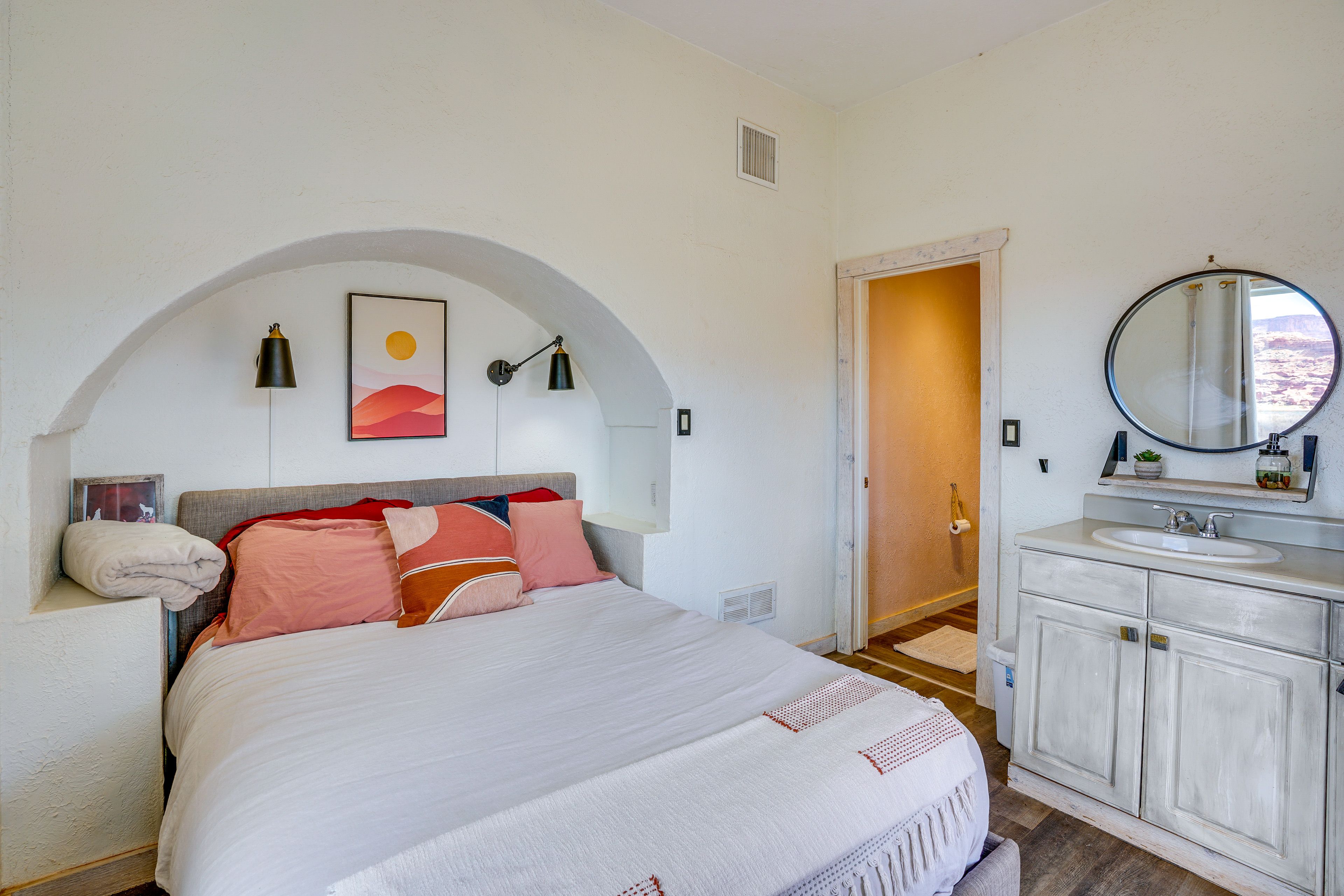Suite | Queen Bed | Private Bathroom