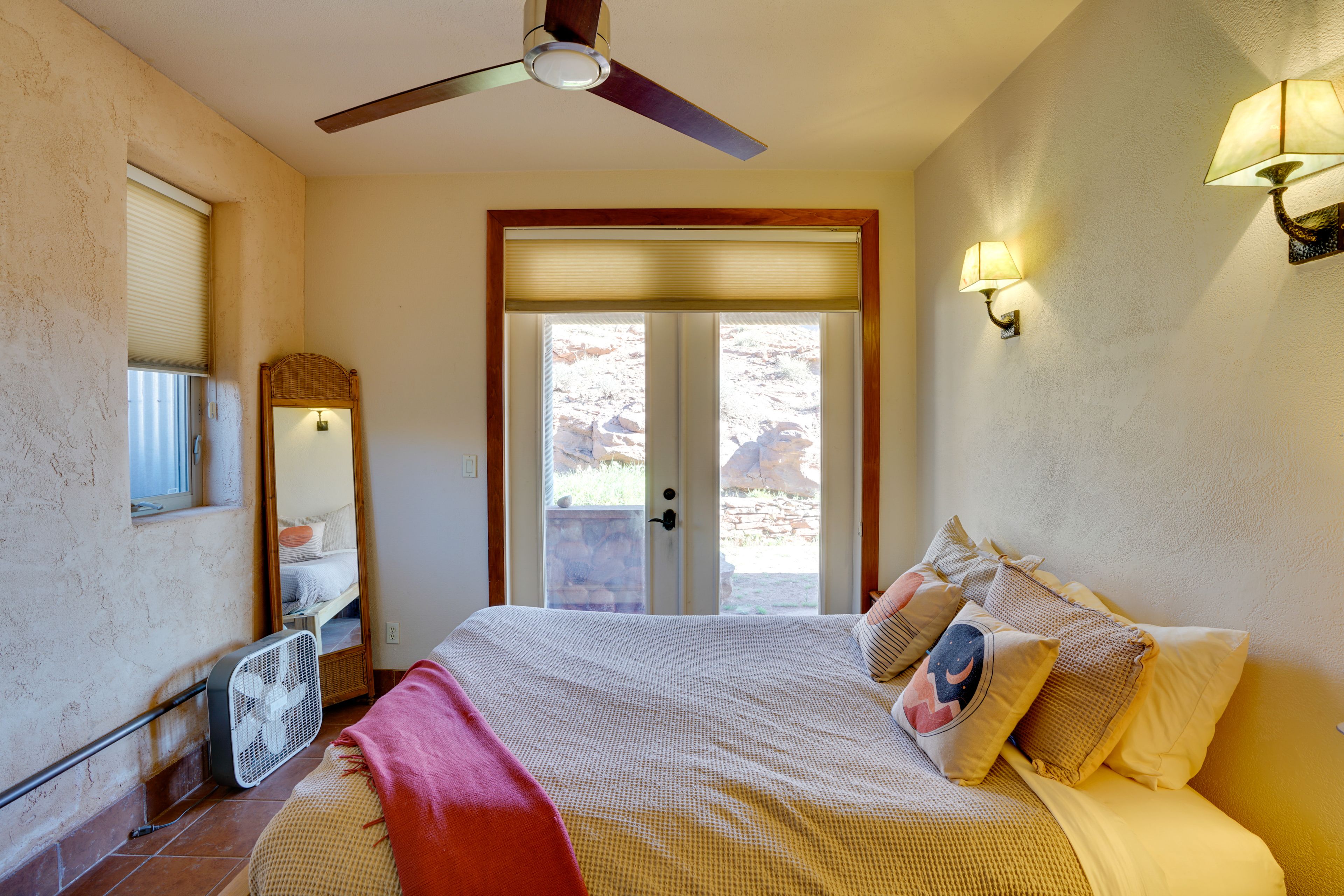 Bedroom 1 | Queen Bed