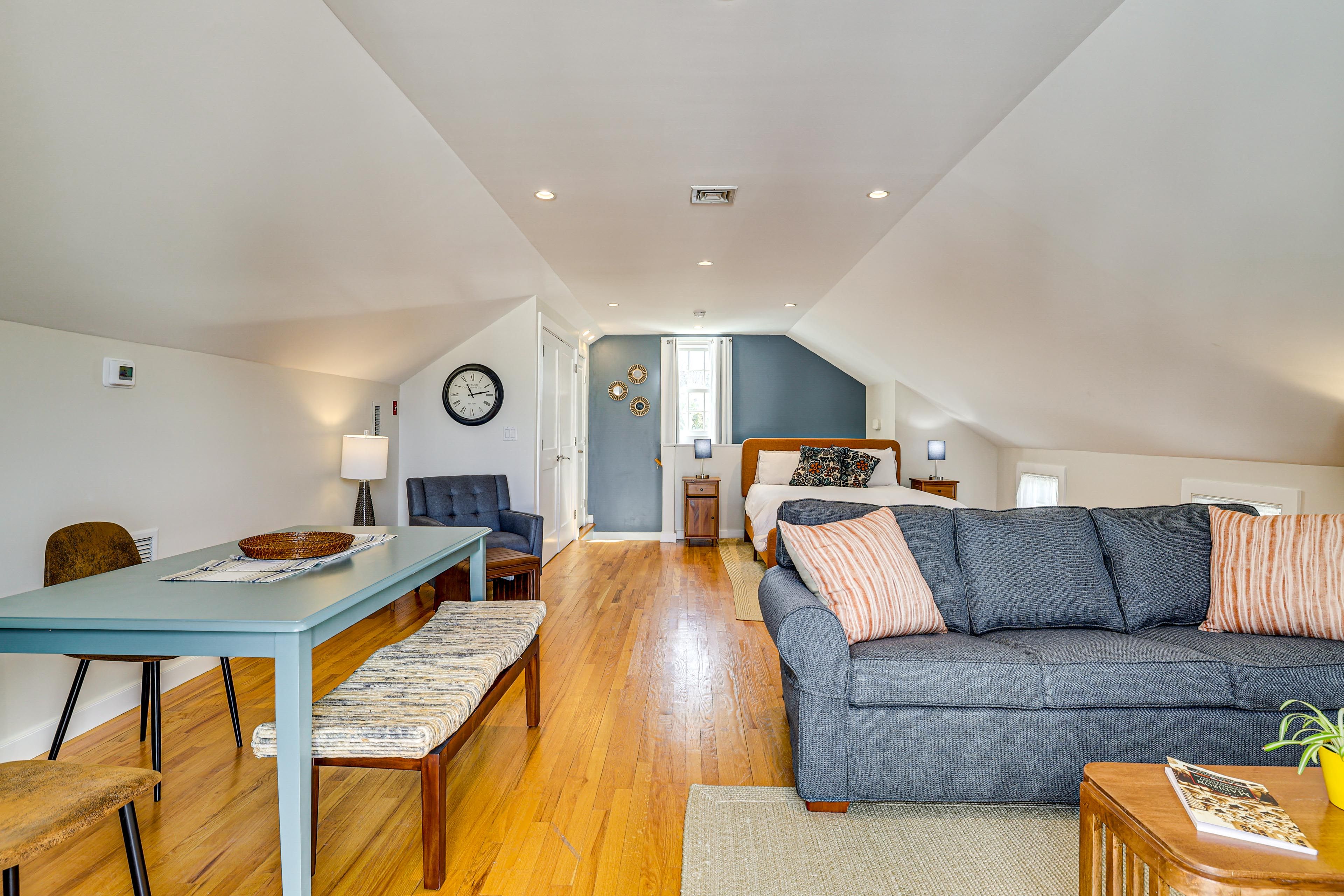 Studio | Queen Sleeper Sofa | Queen Bed | 2nd Floor