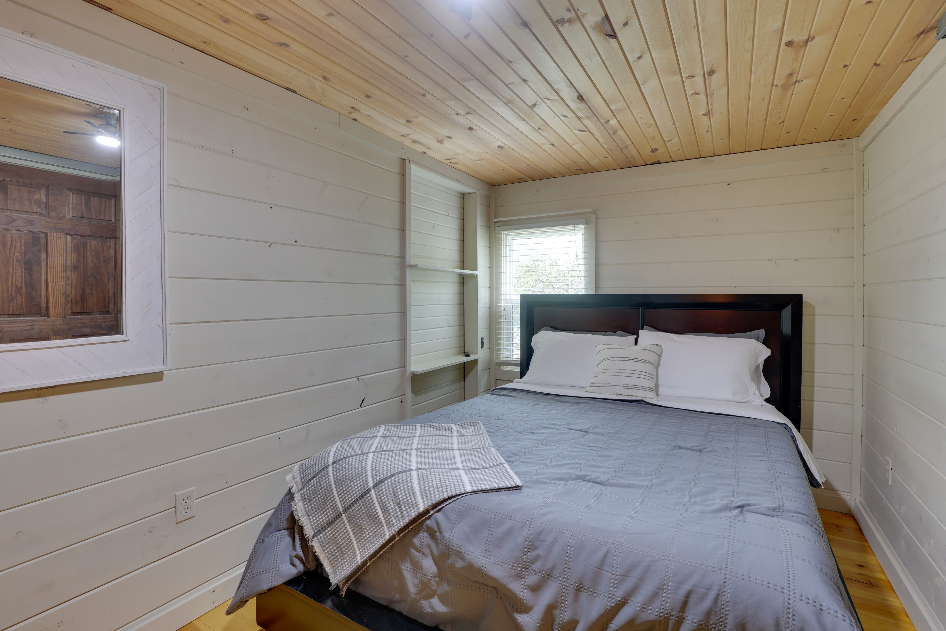 Bedroom 1 | Queen Bed | En-Suite Bathroom
