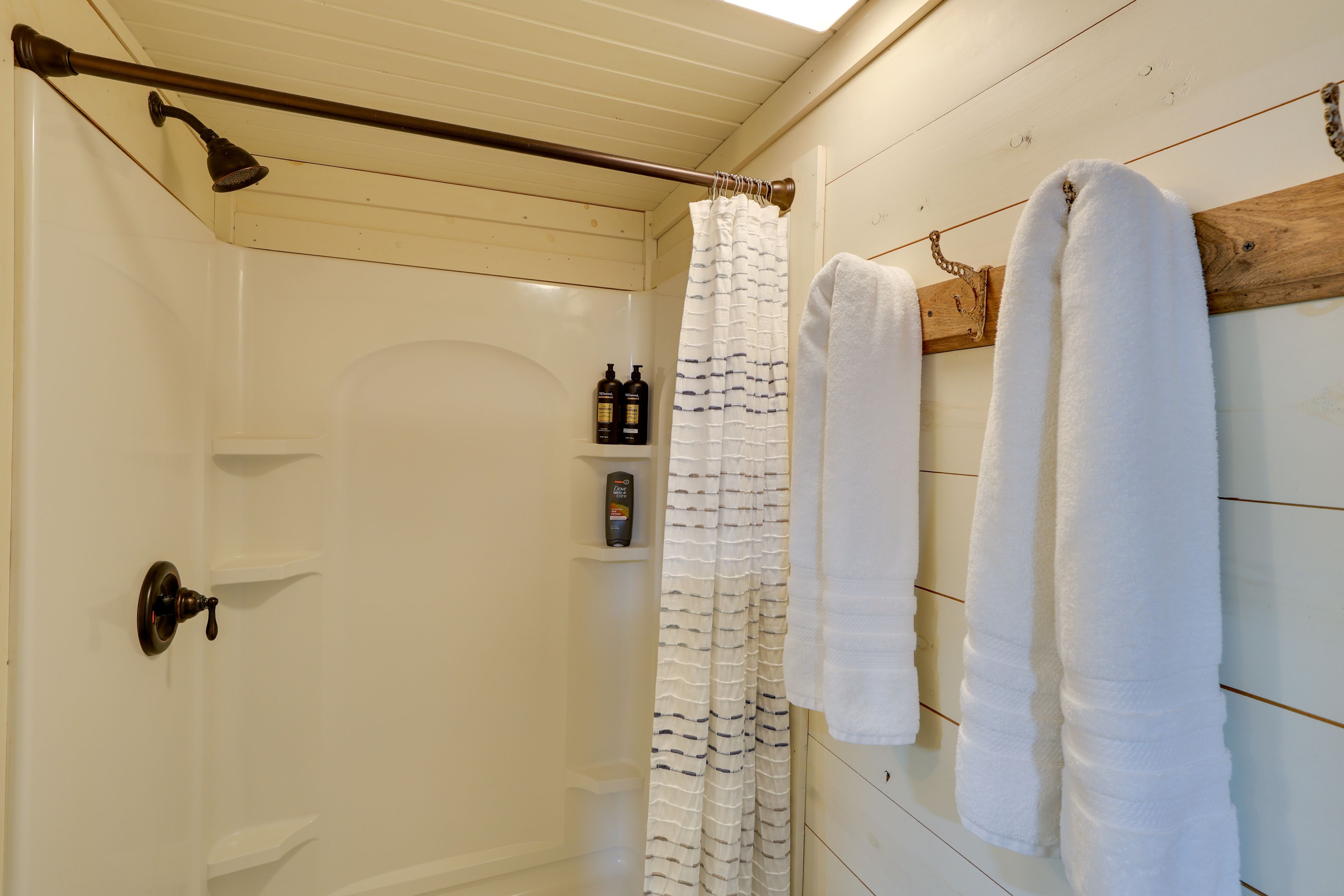 Full Bathroom | Towels & Linens Provided