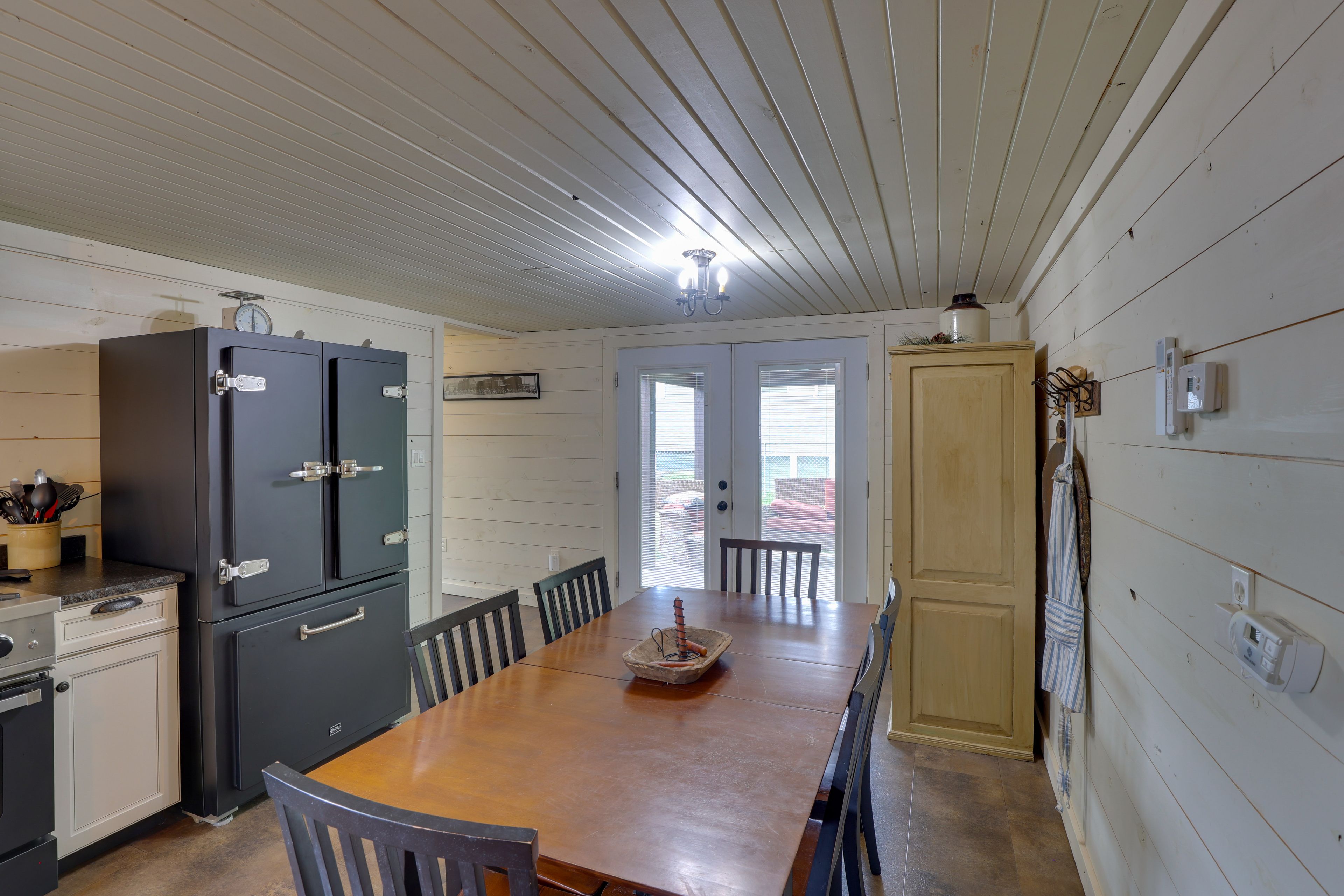Dining Area | Dishes & Flatware Provided