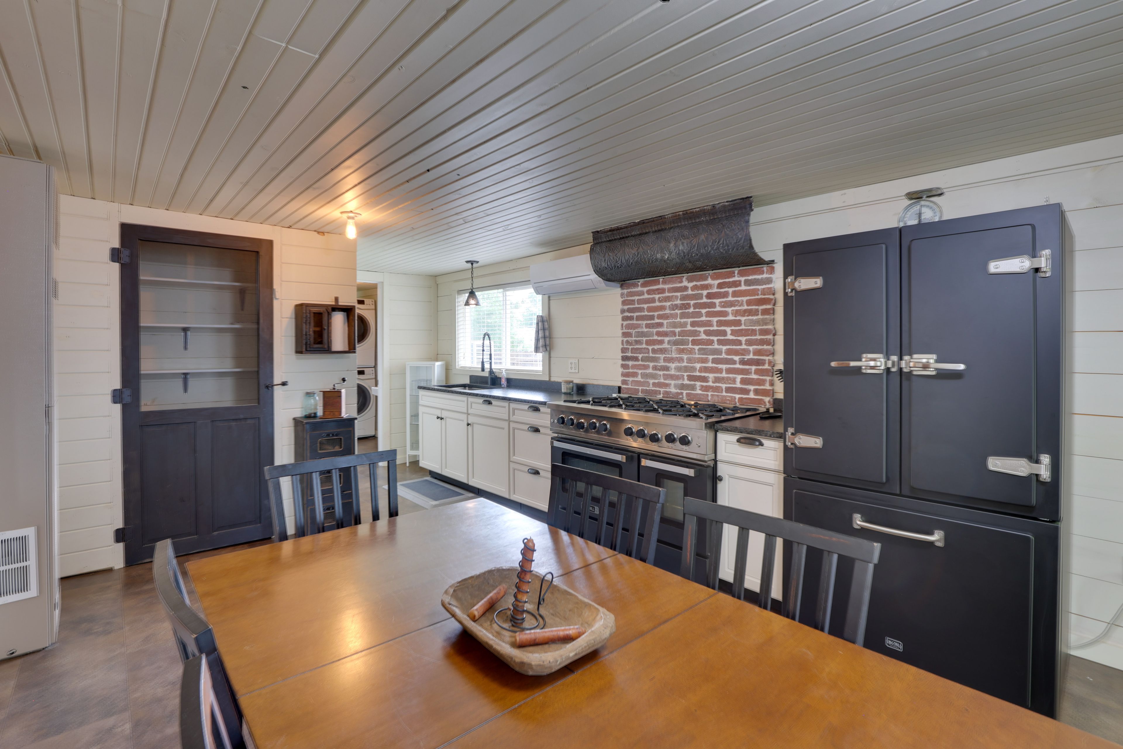 Kitchen & Dining Area