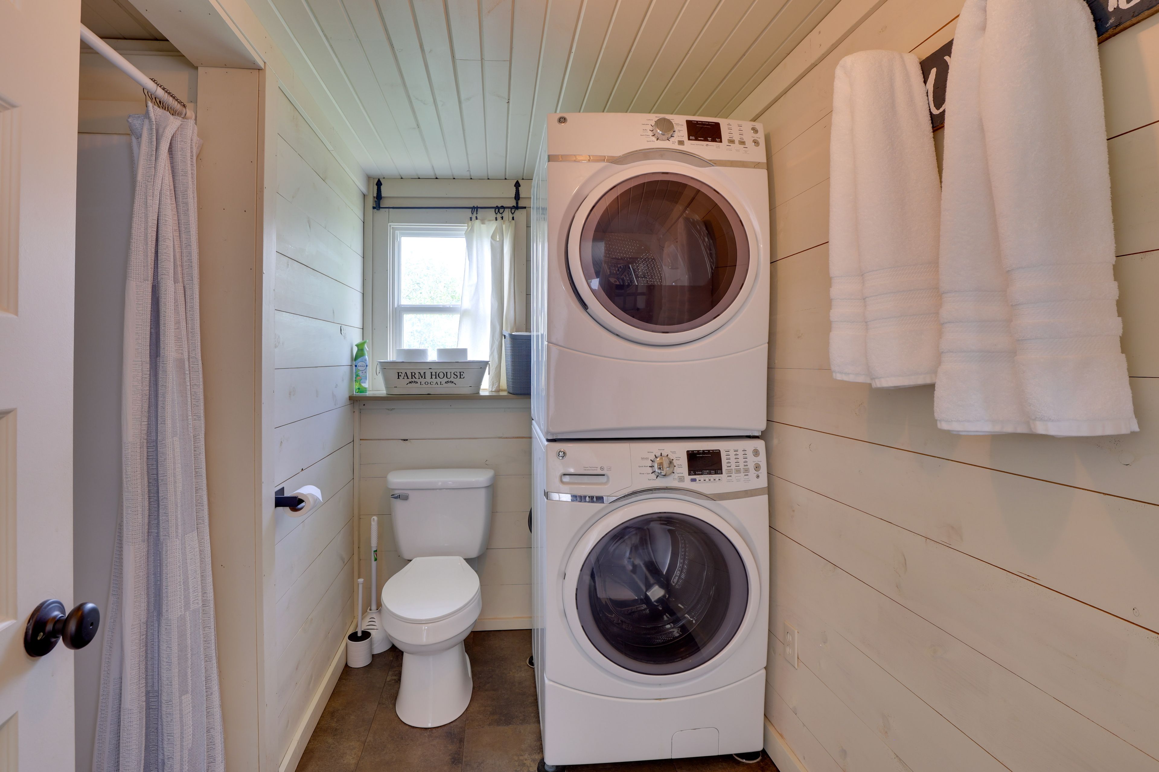 Full Bathroom | Shower | Washer & Dryer