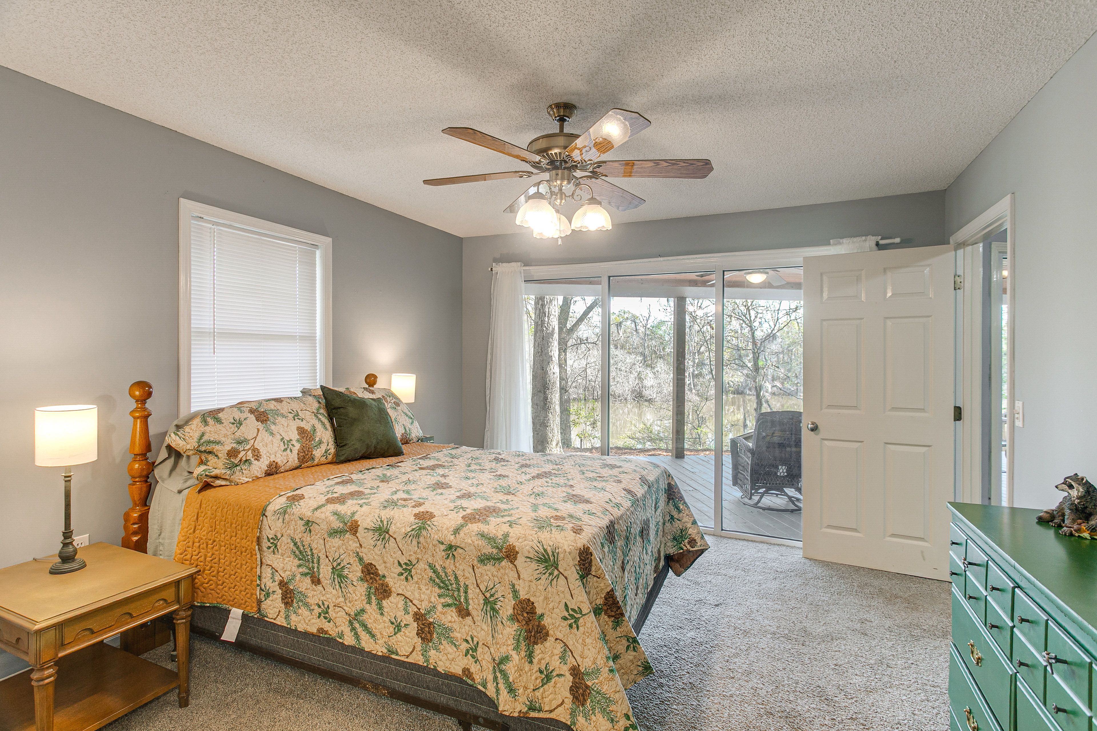 Bedroom 1 | Queen Bed