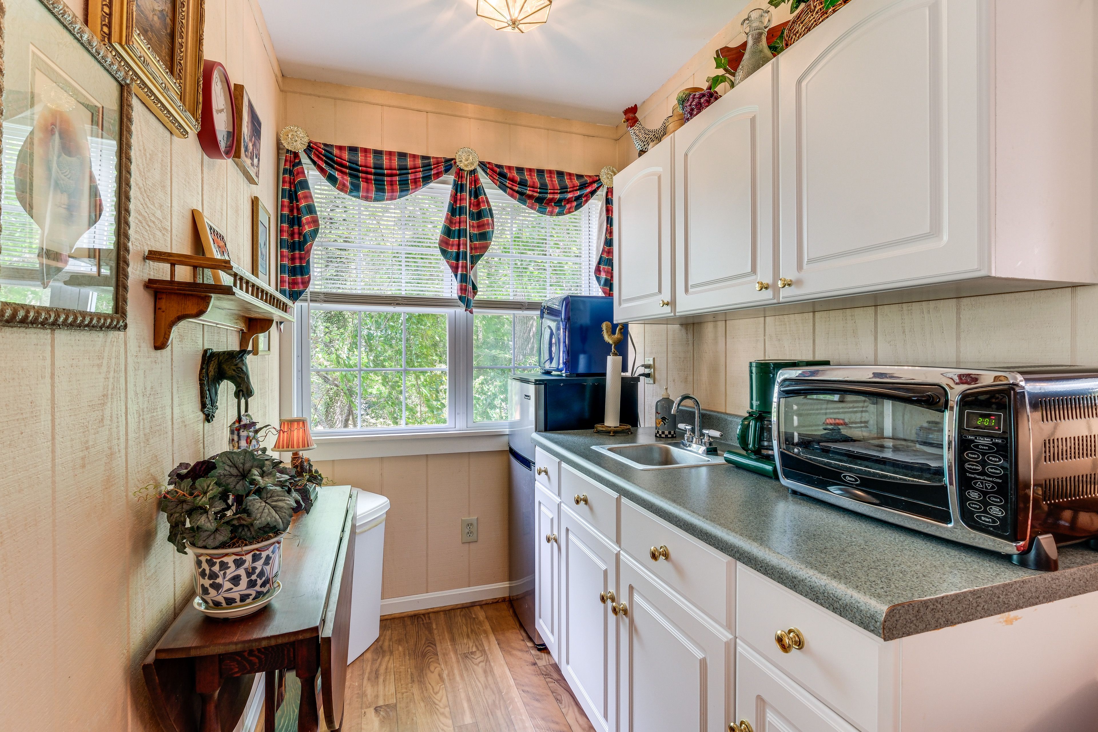 Kitchenette | Mini-Refrigerator | Coffee Maker | Toaster Oven