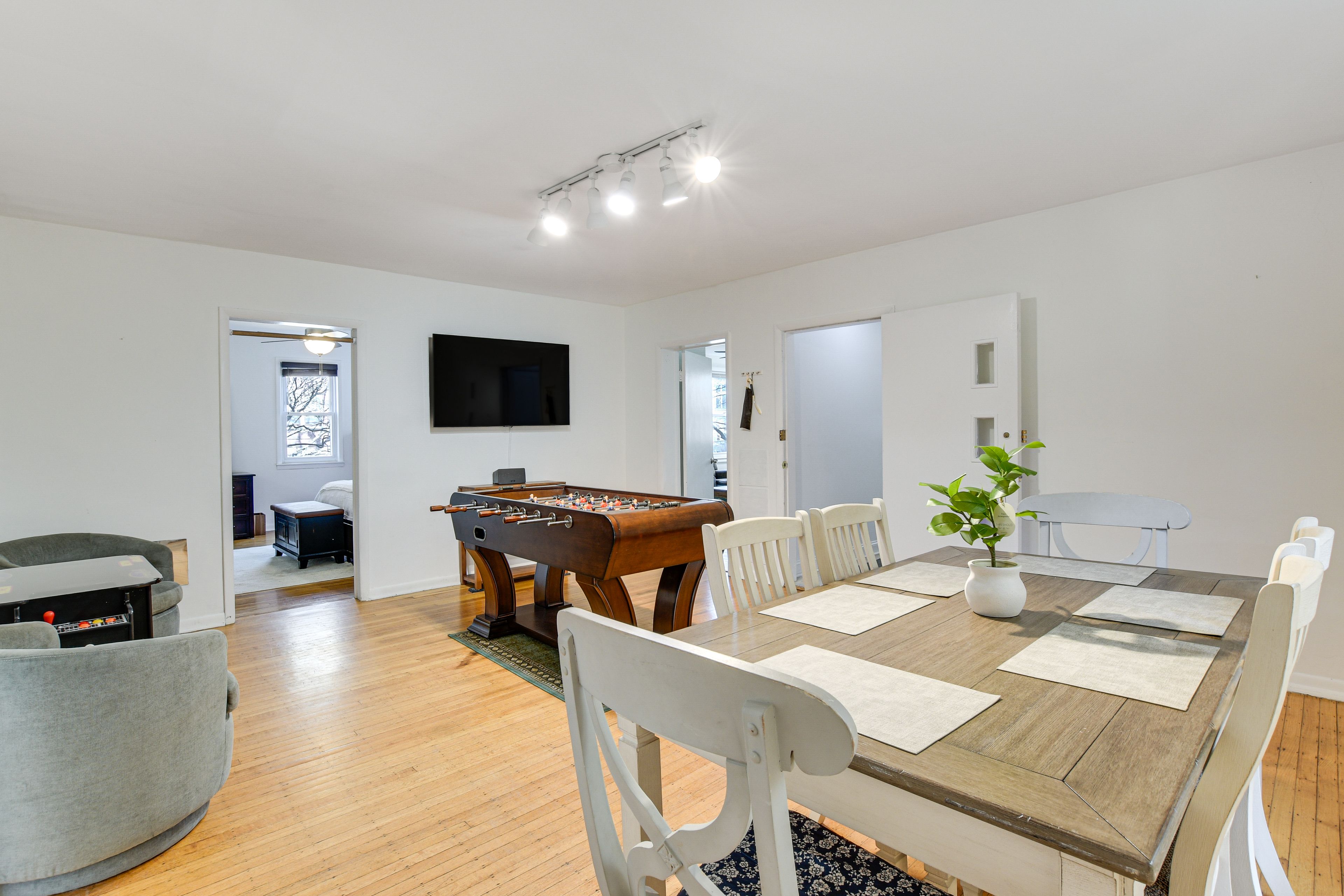 Chicago Vacation Rental | 3BR | 2BA | 8 Steps to Enter