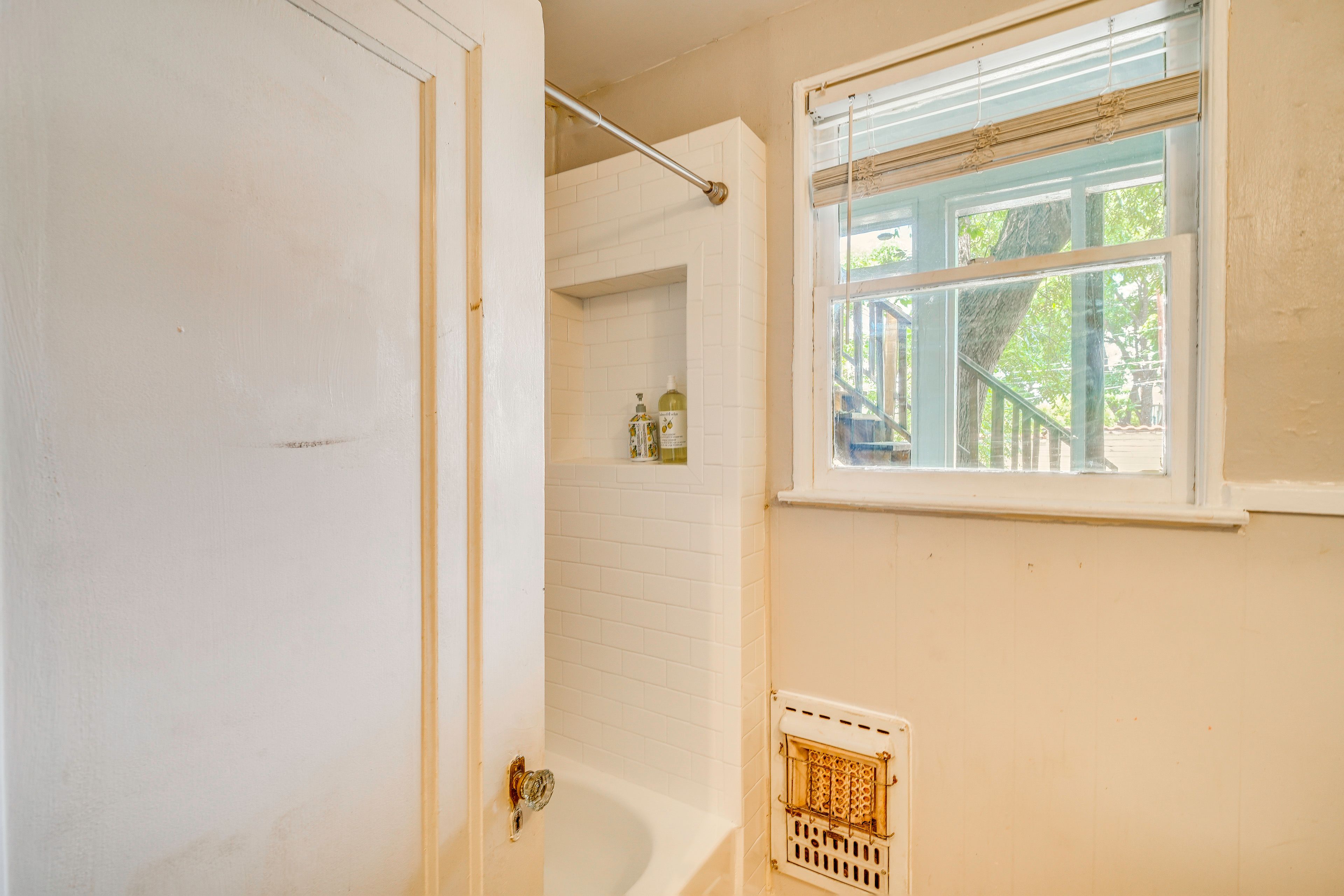 Studio | Full Bathroom