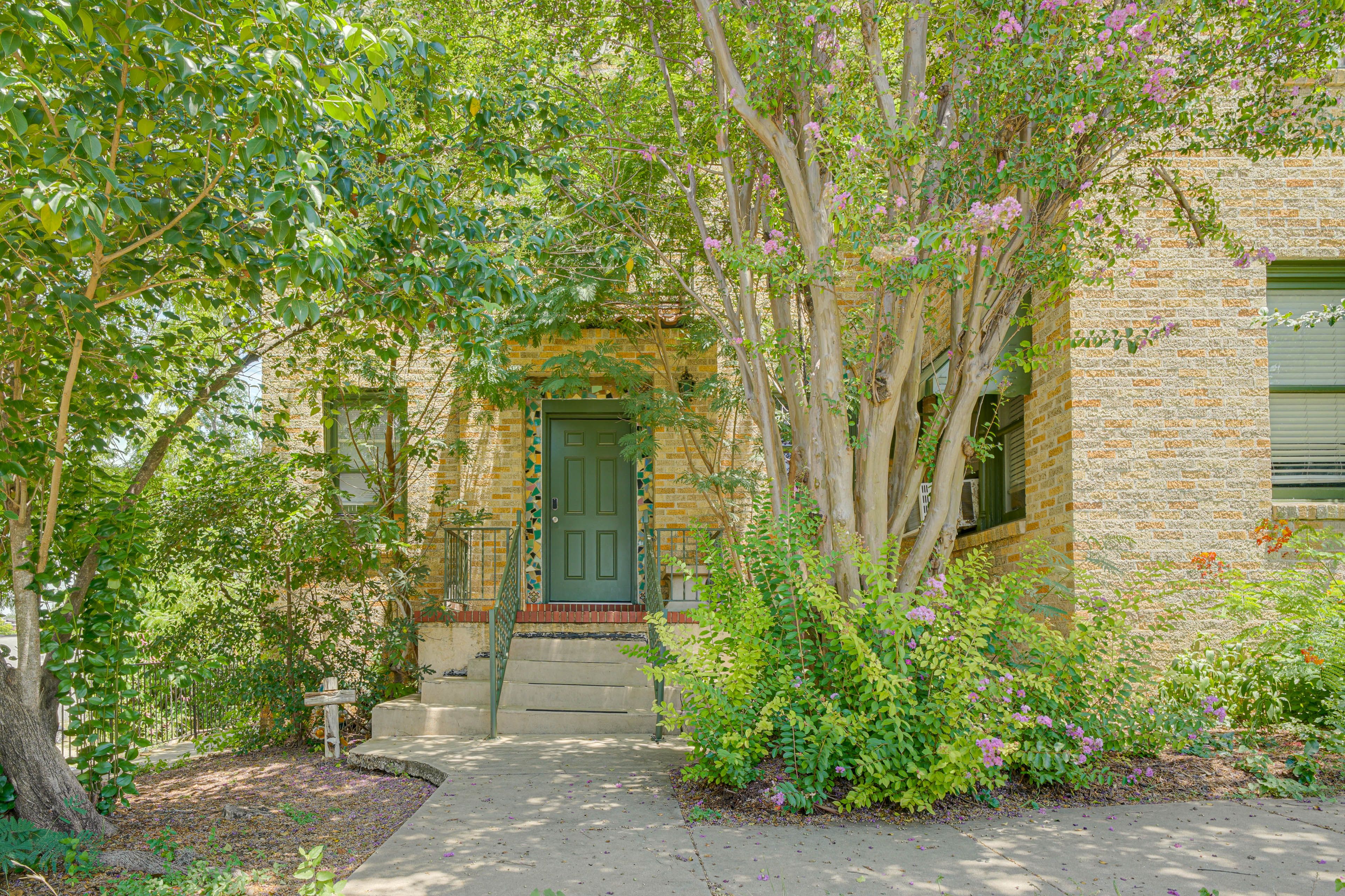 Property Exterior | Single-Level Apartment