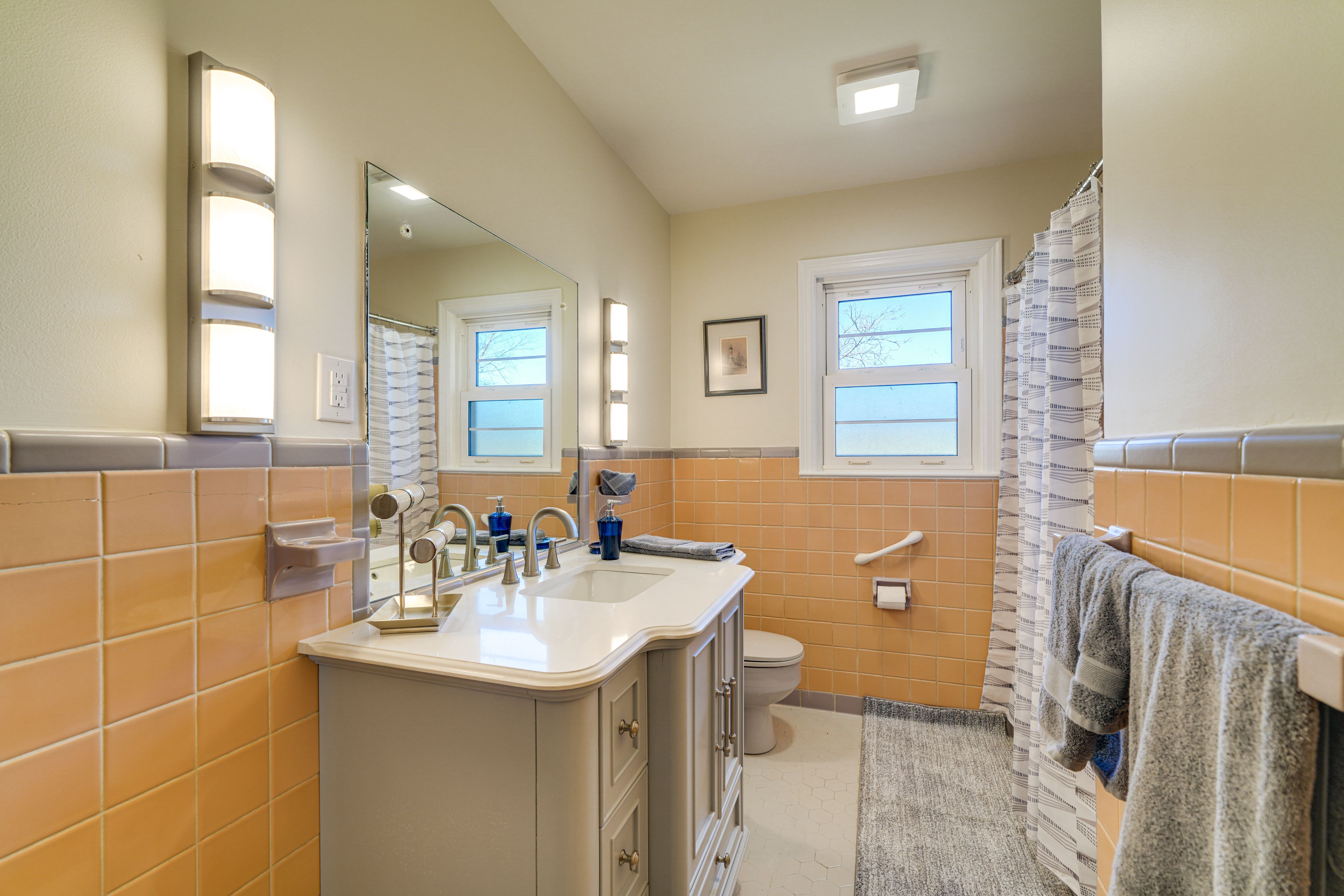 Bathroom | Main Level