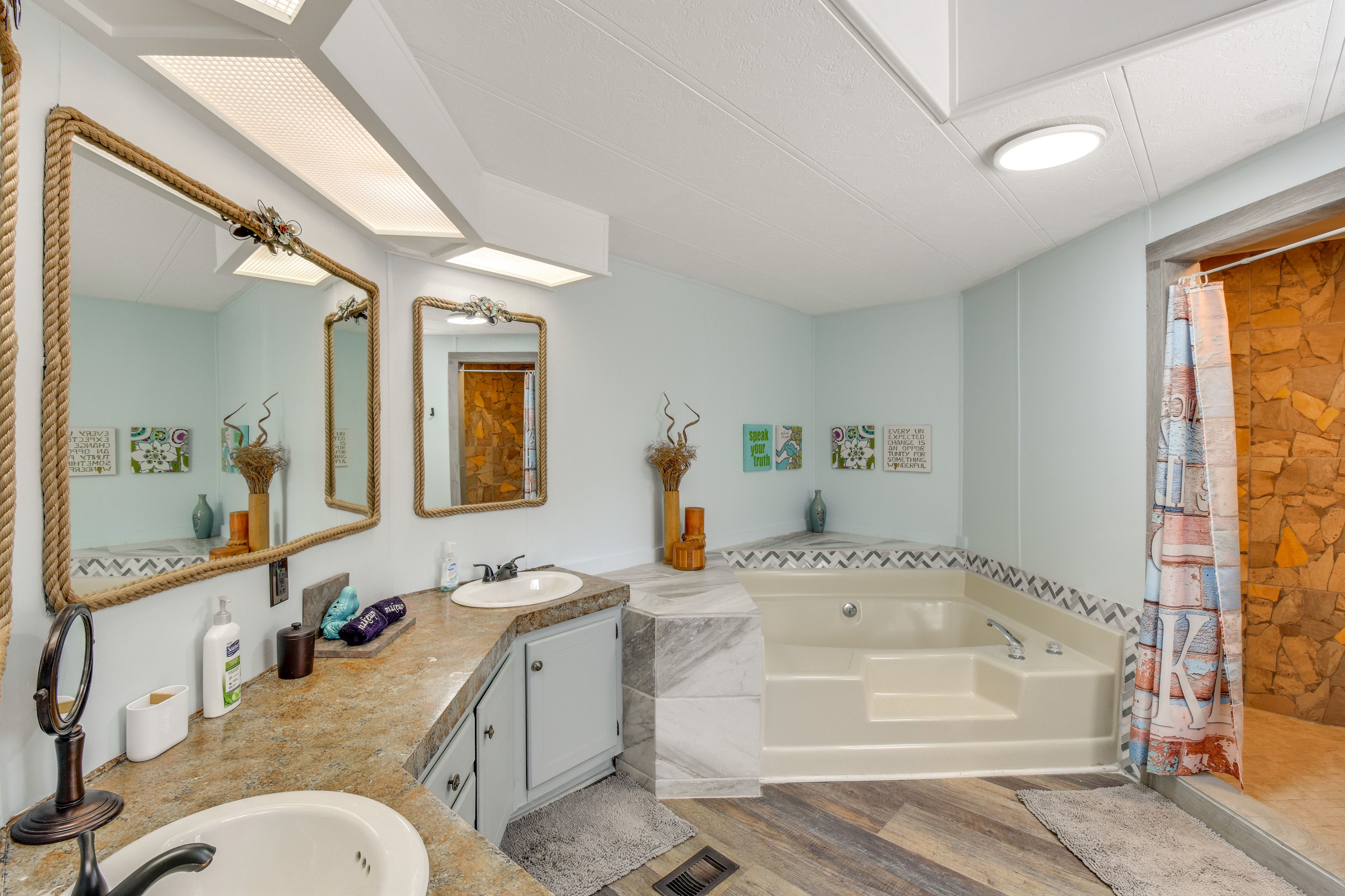 Full Bathroom | Main Level
