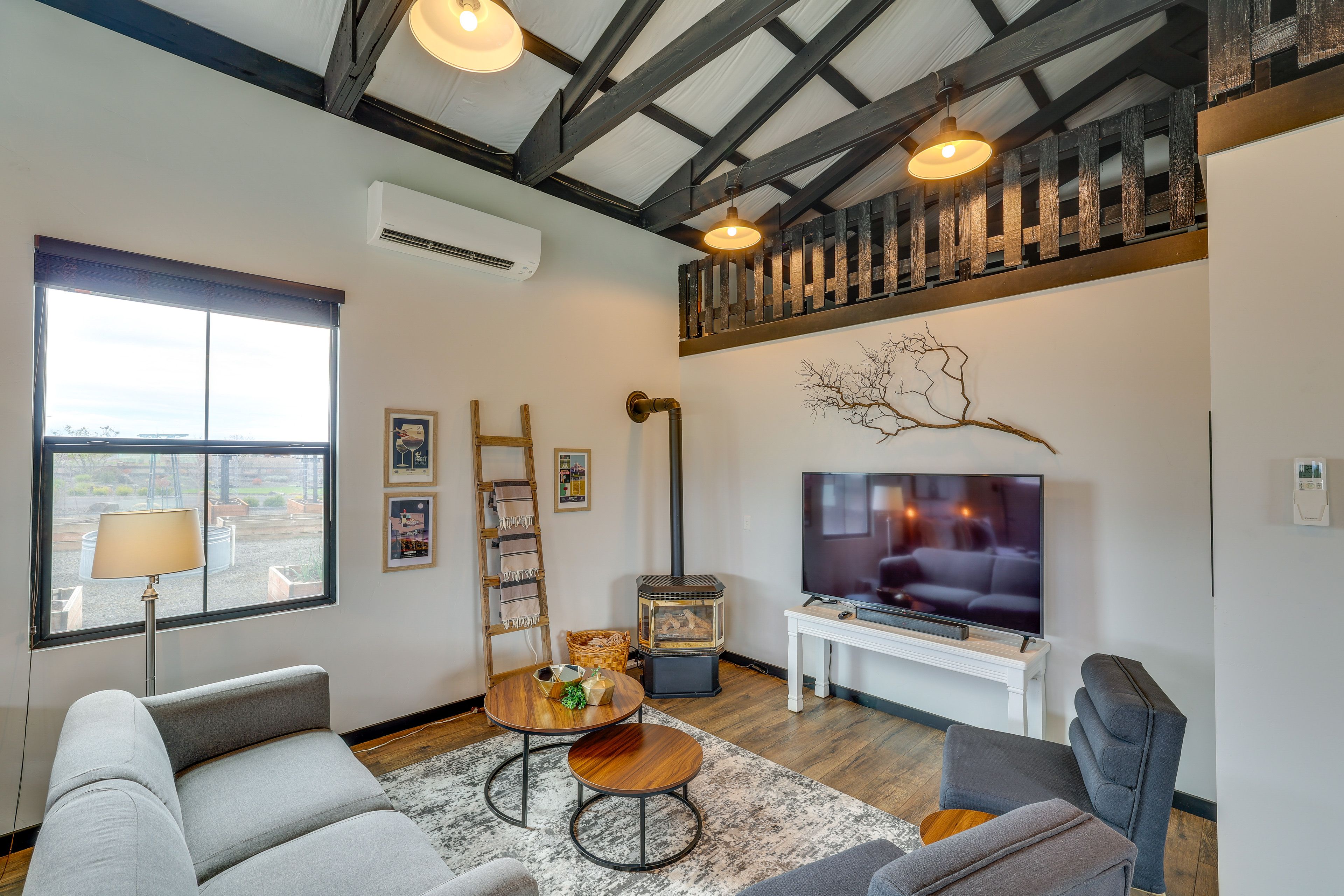 Living Room | Central A/C & Heating | Free WiFi