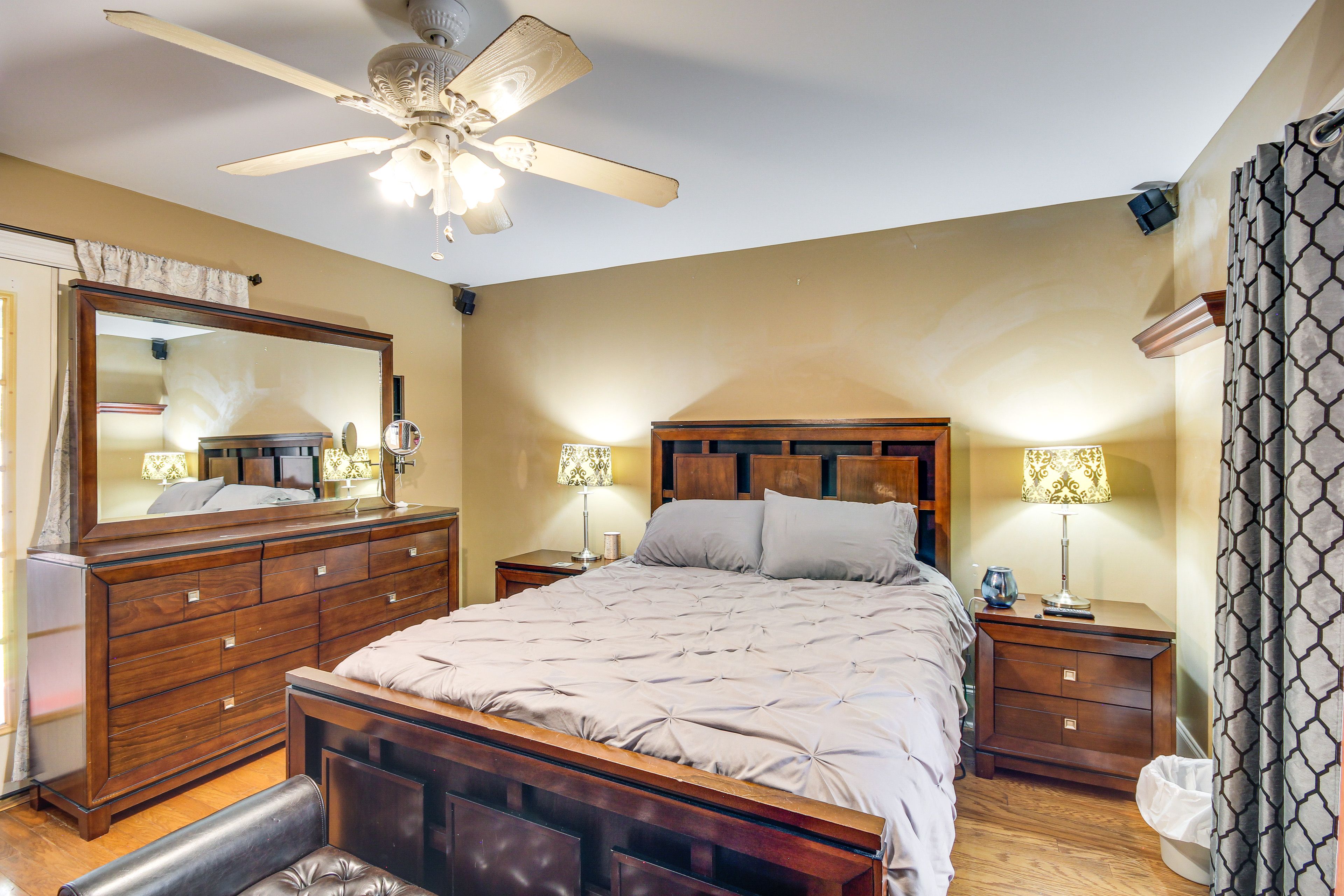 Bedroom 1 | Queen Bed | Smart TV