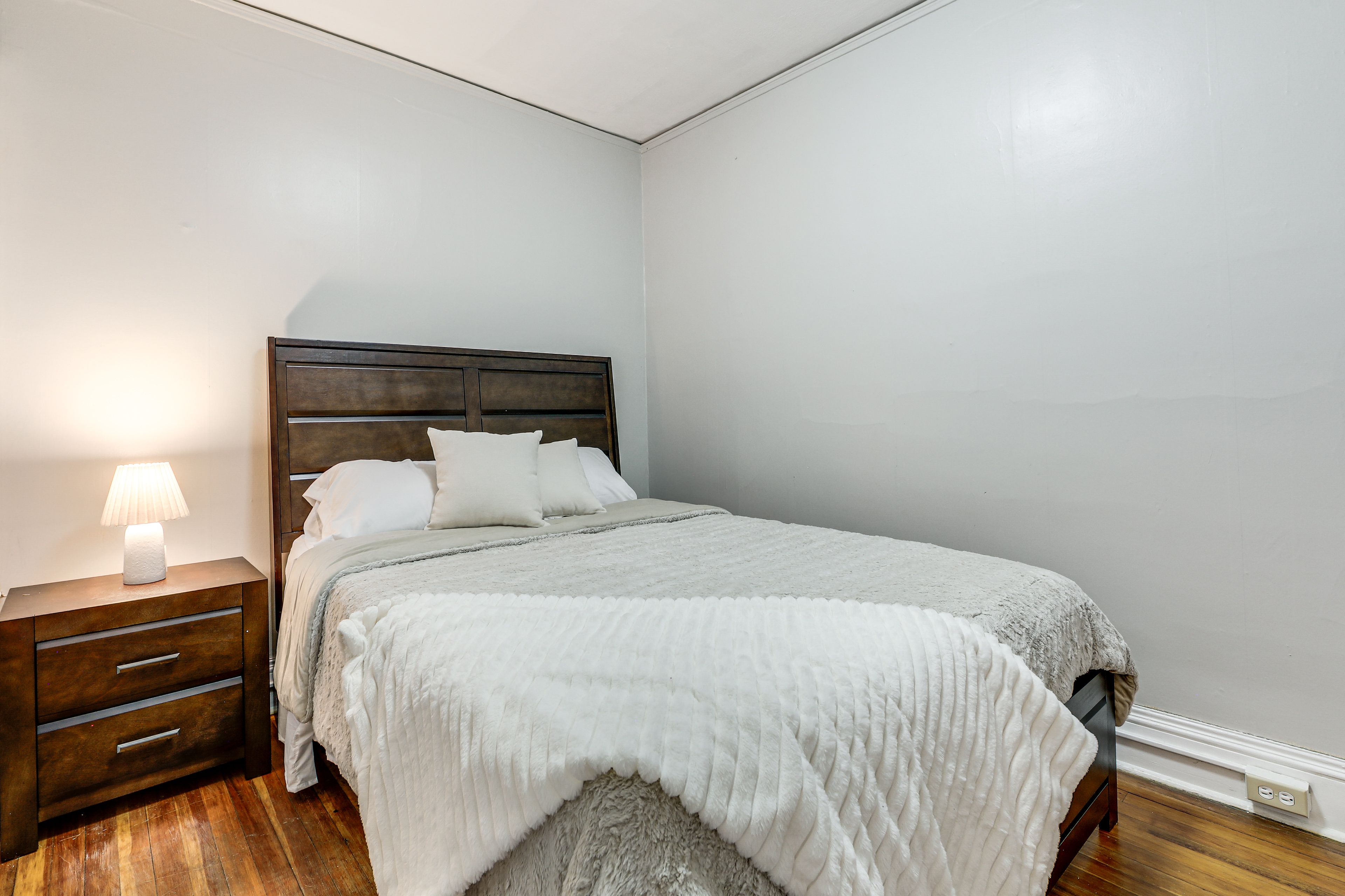 Bedroom 1 | Queen Bed