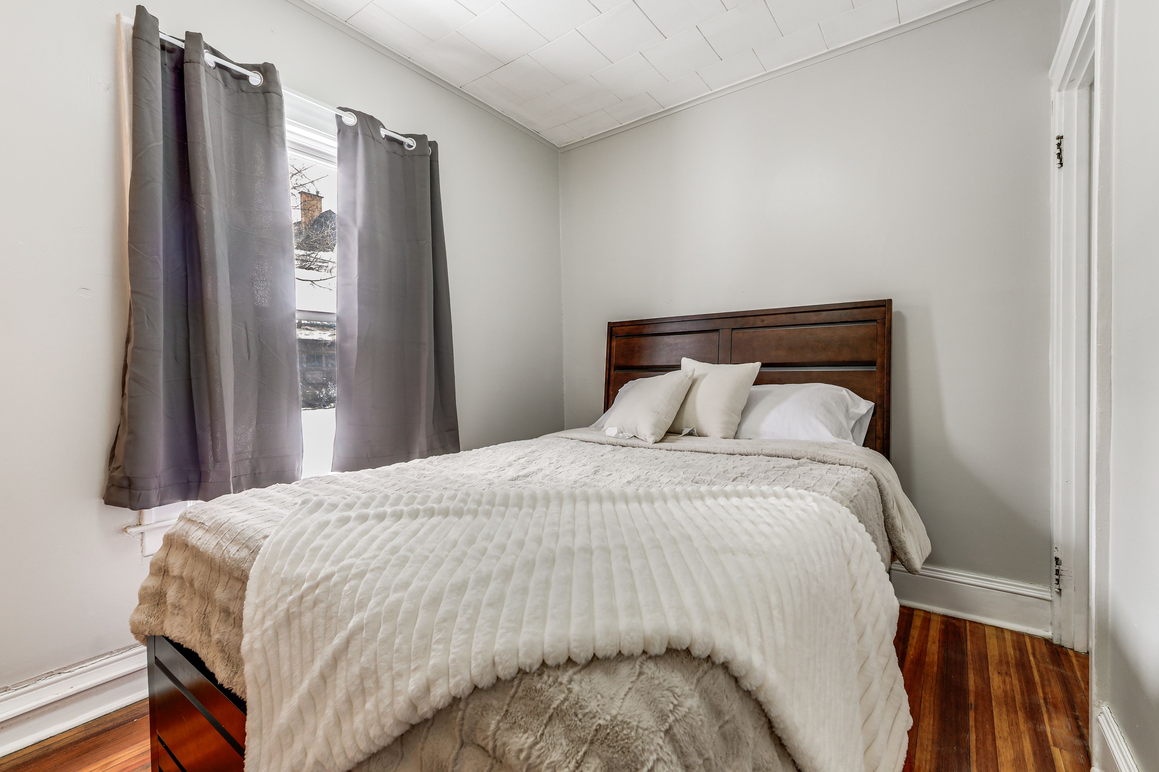 Bedroom 2 | Queen Bed