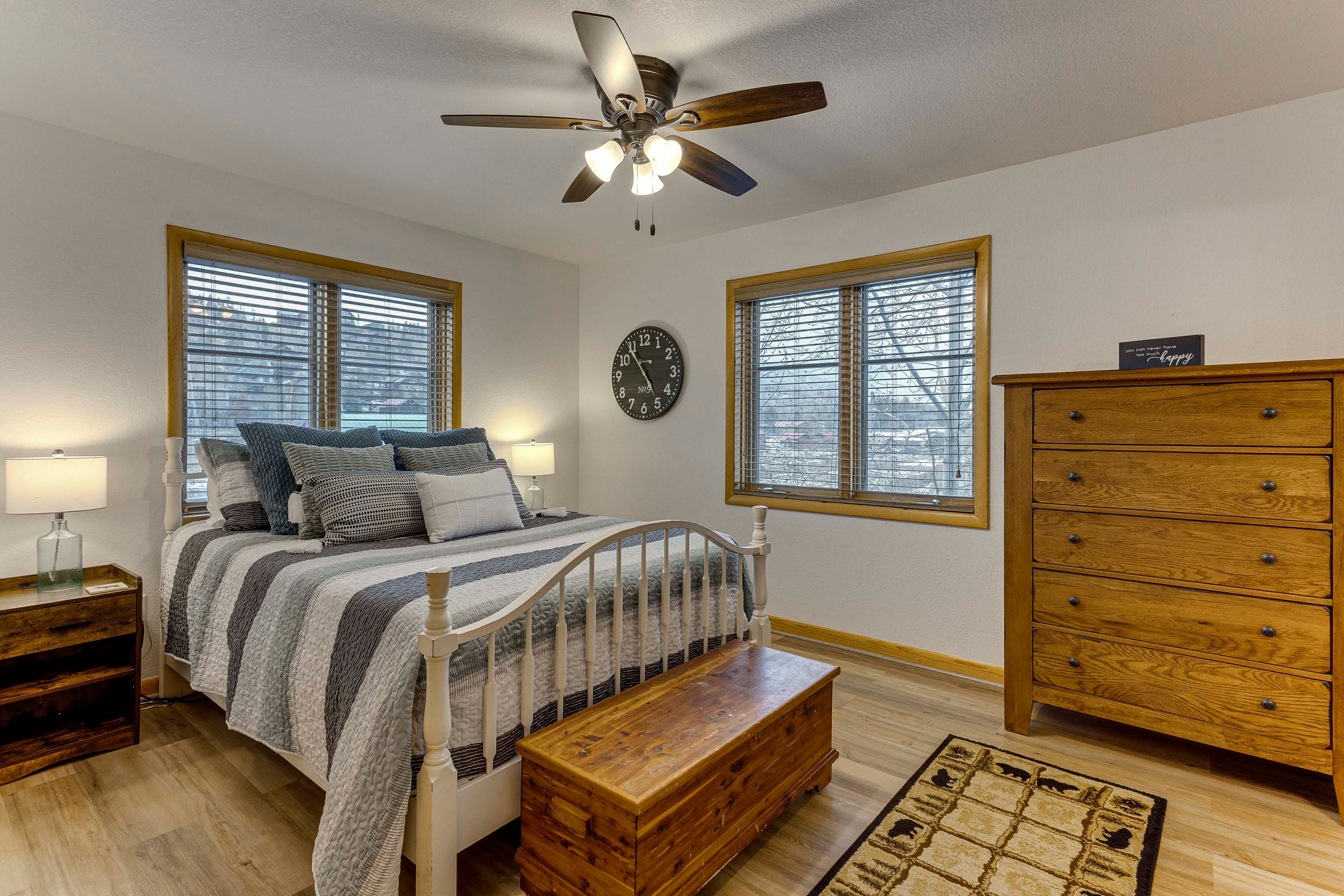 Bedroom 1 | Queen Bed