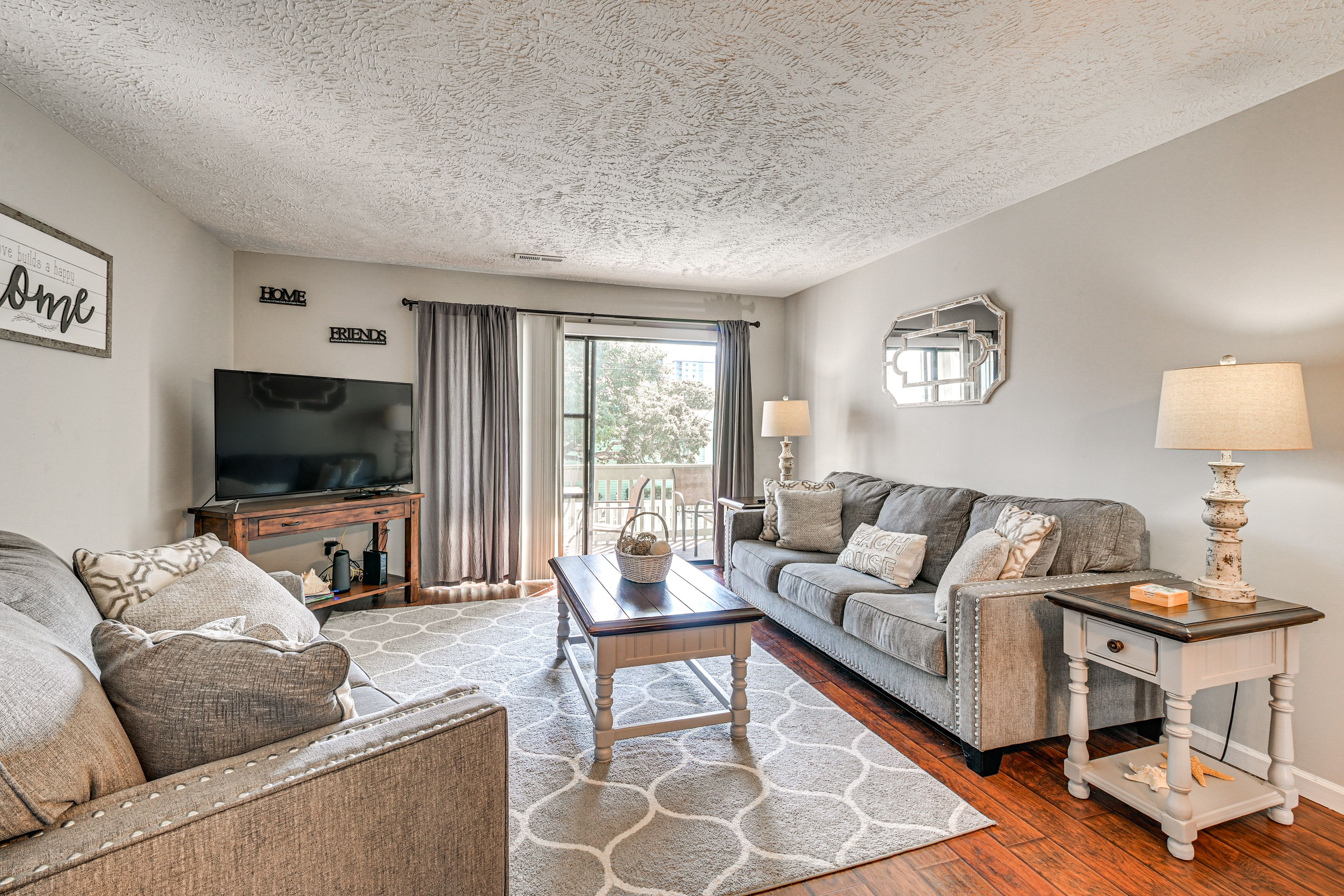 Living Room | Smart TV | Board Games