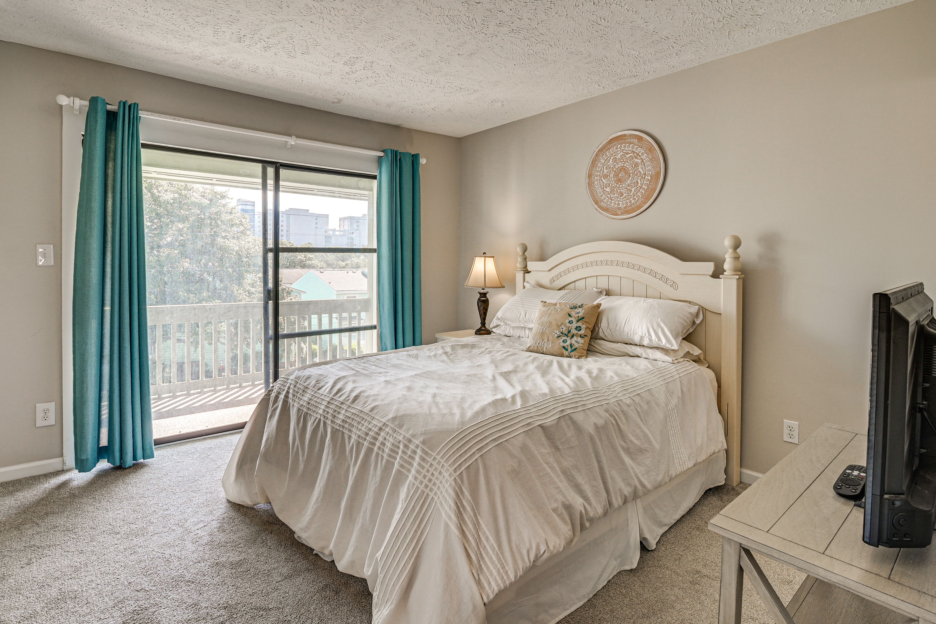 Bedroom 1 | Queen Bed | Smart TV | Upper Level
