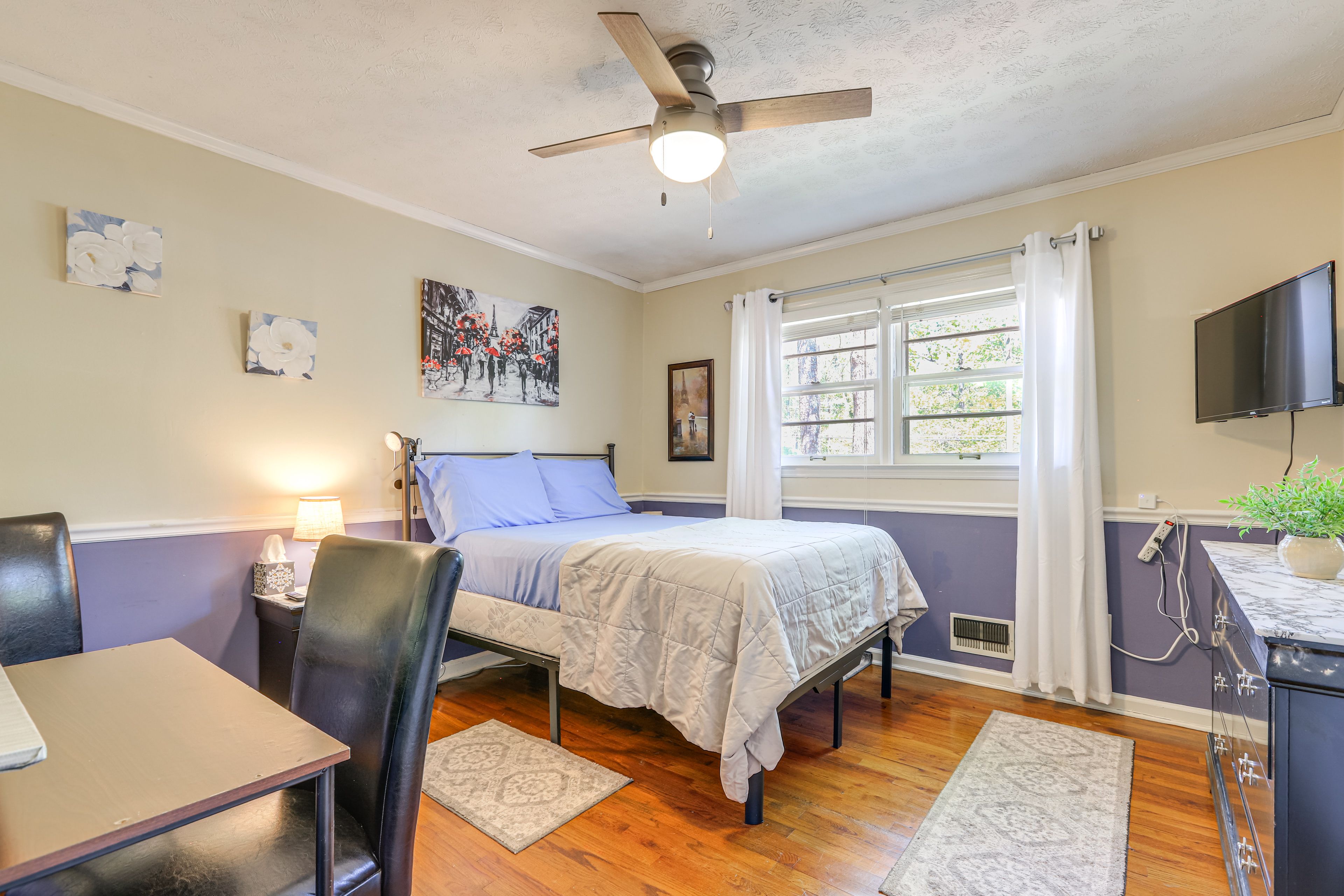 Bedroom 1 | Queen Bed | 1st Floor