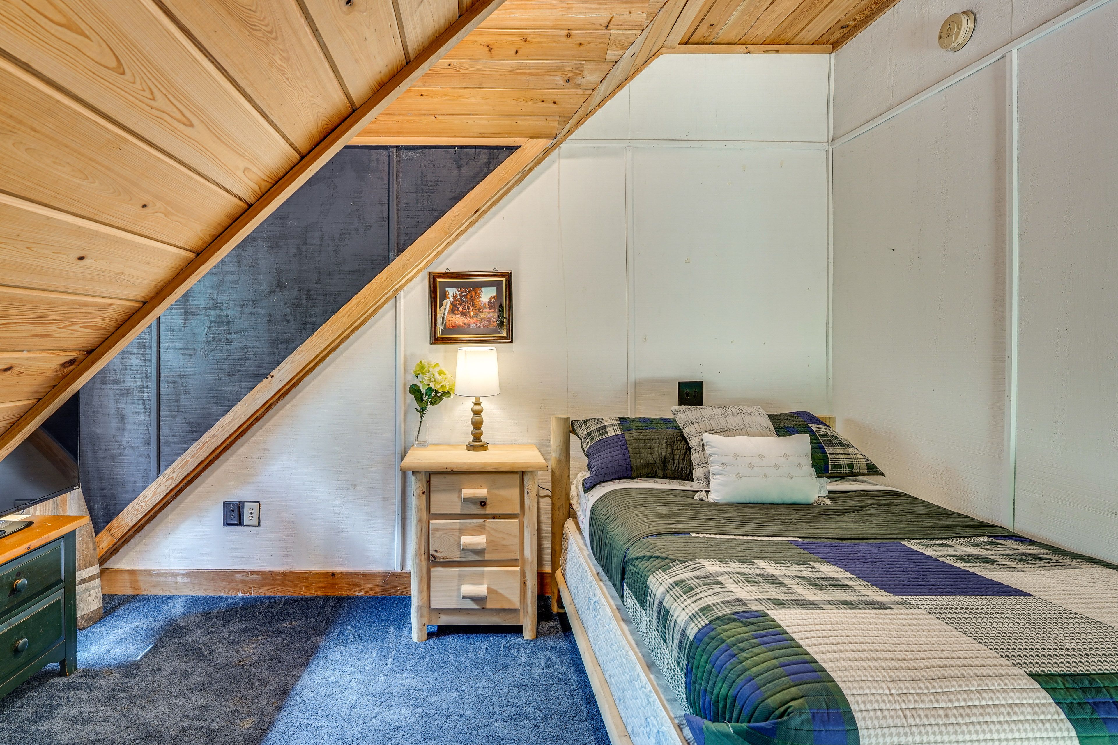 Bedroom | Full Bed | 2nd Floor