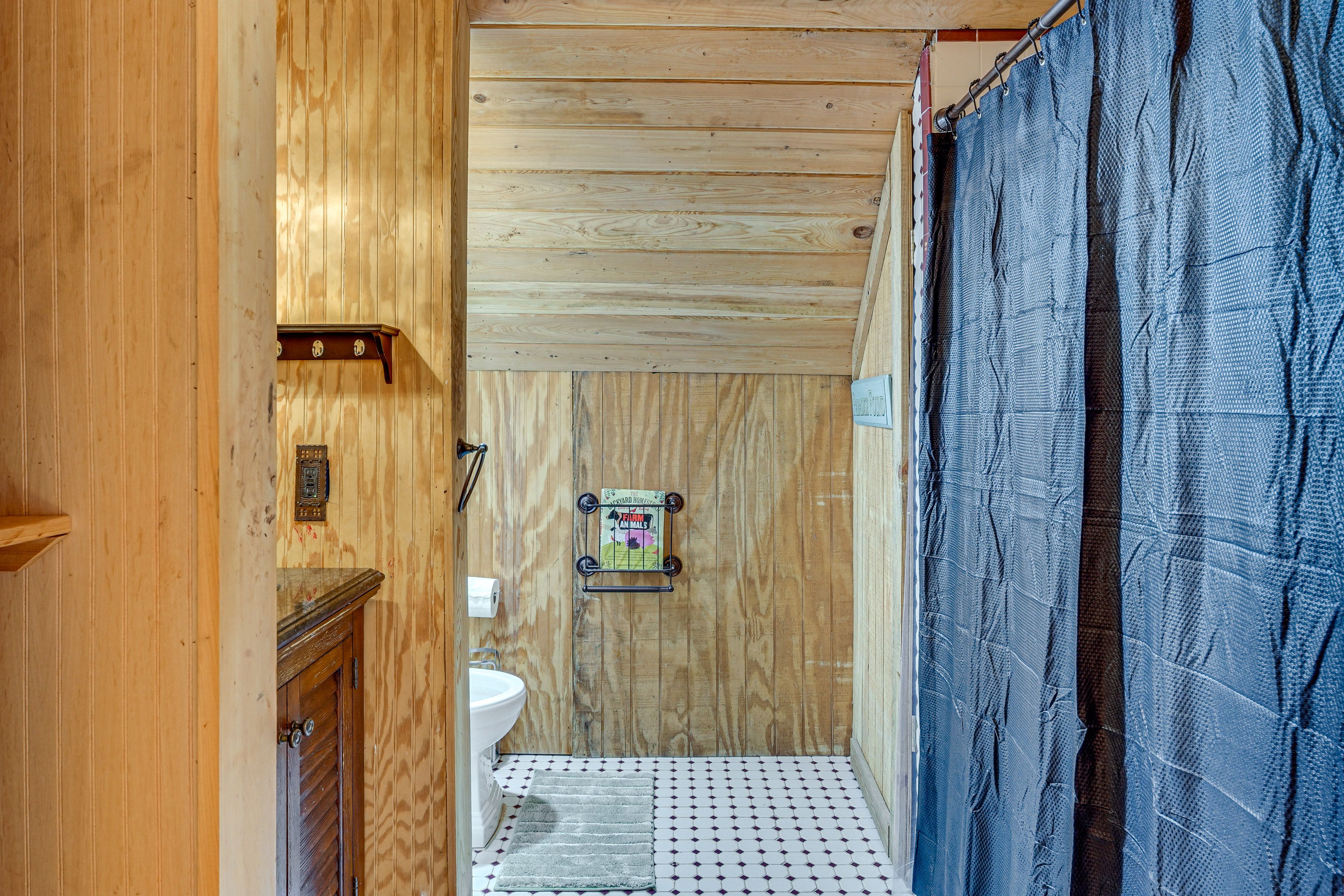 Full Bath | 2nd Floor