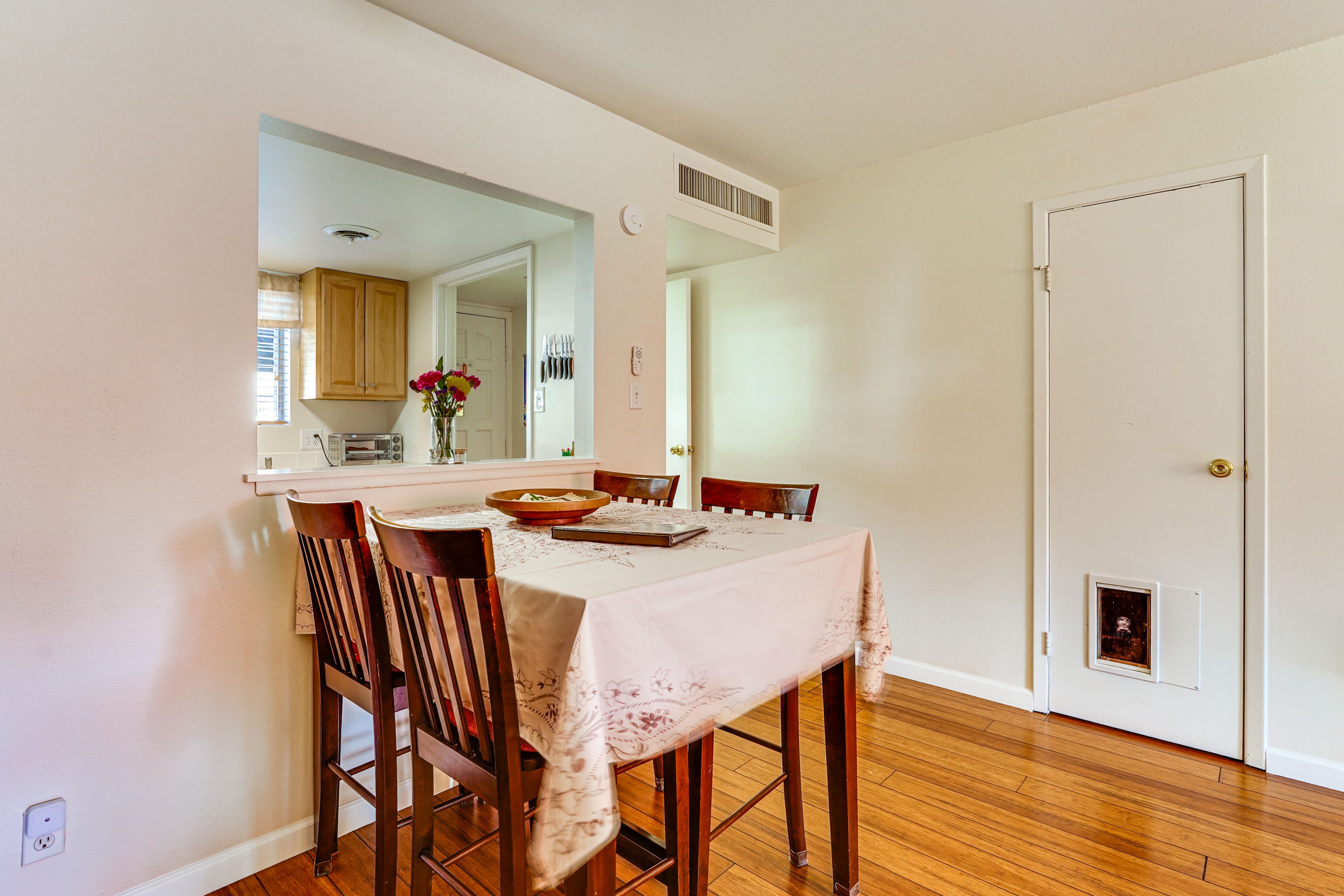 Dining Area | Dishware/Flatware Provided | 1st Floor