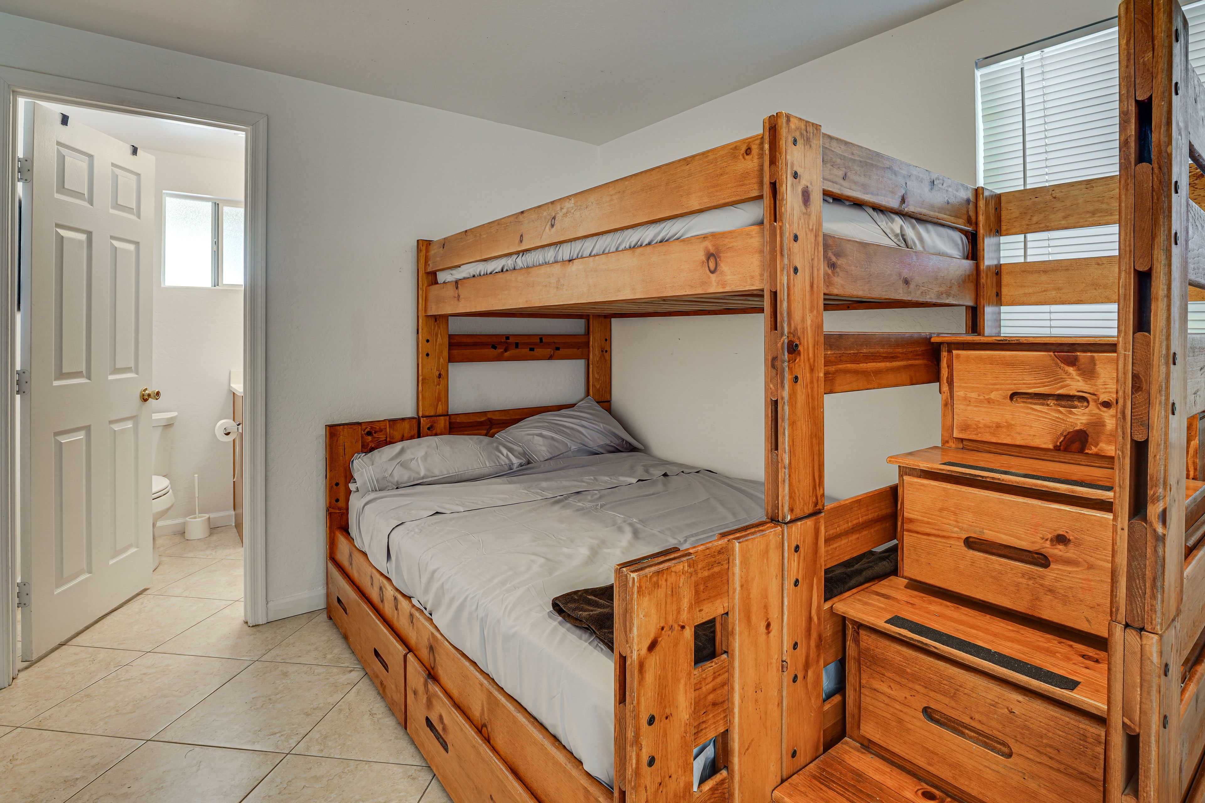 Bedroom 2 | Twin/Full Bunk Bed