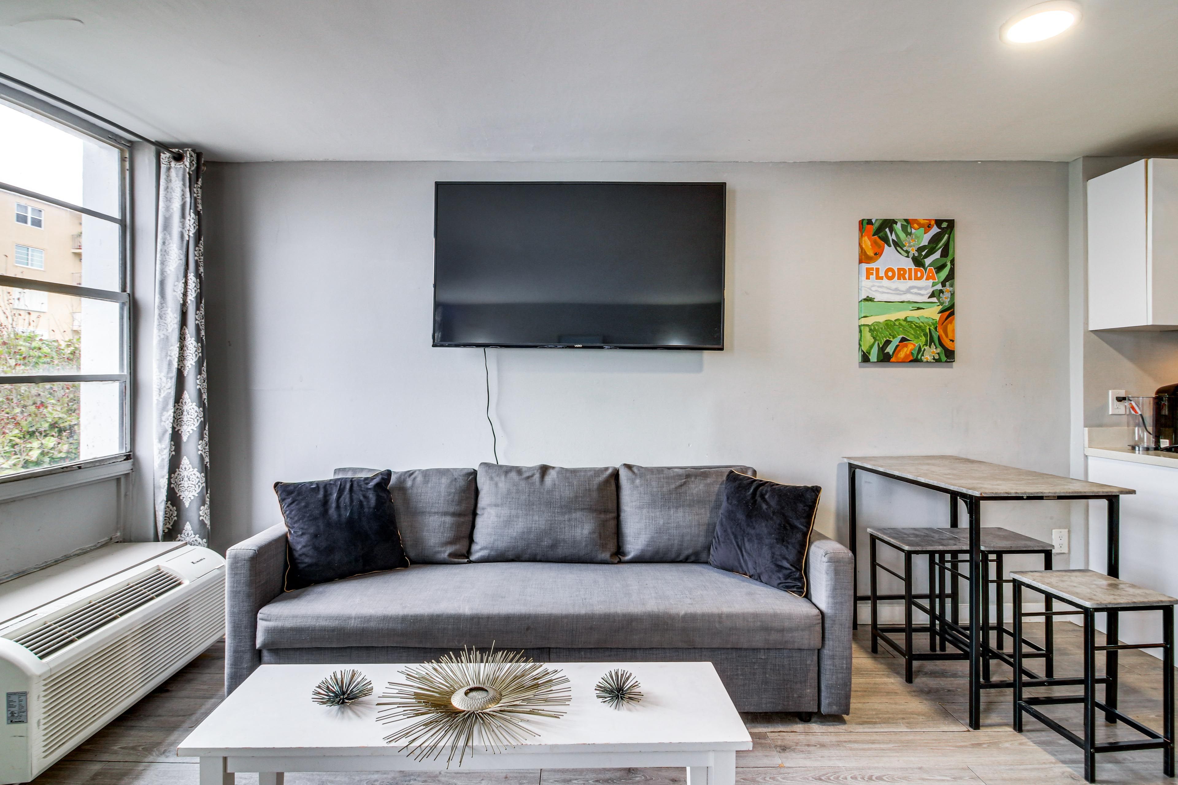 Studio | Smart TV | Dining Area